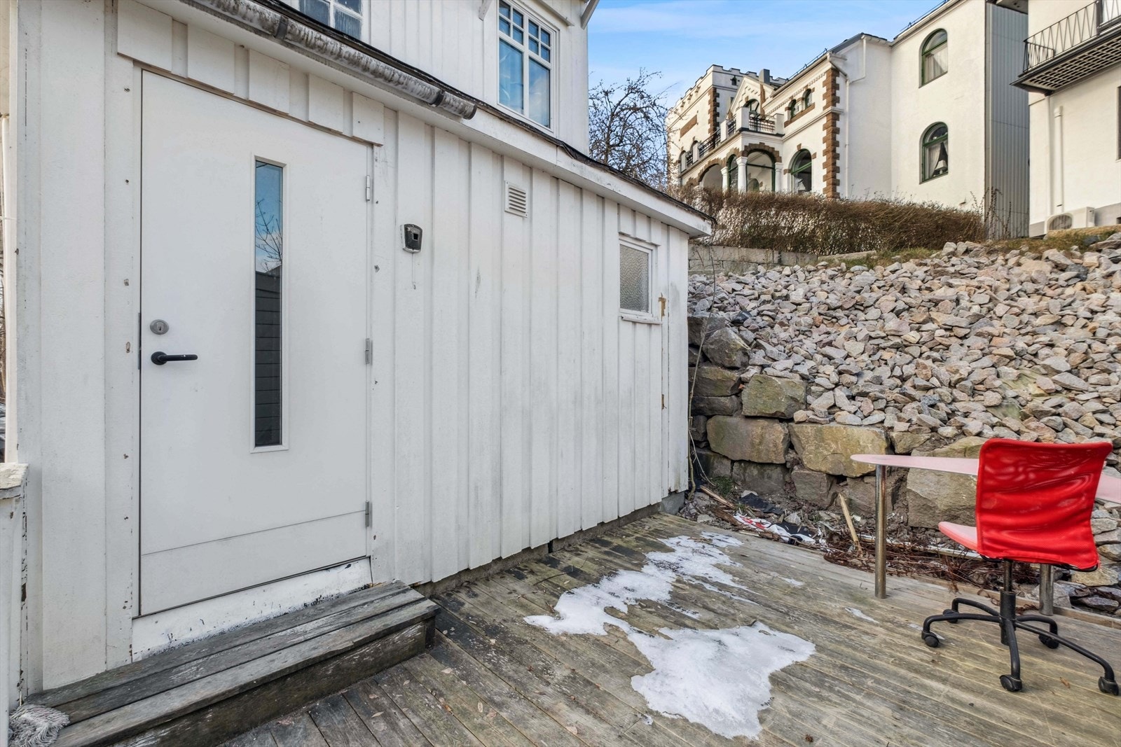Annekset har en terrasse på ca. 10 m² i trekonstruksjon ved inngangspartiet. Galleribilde