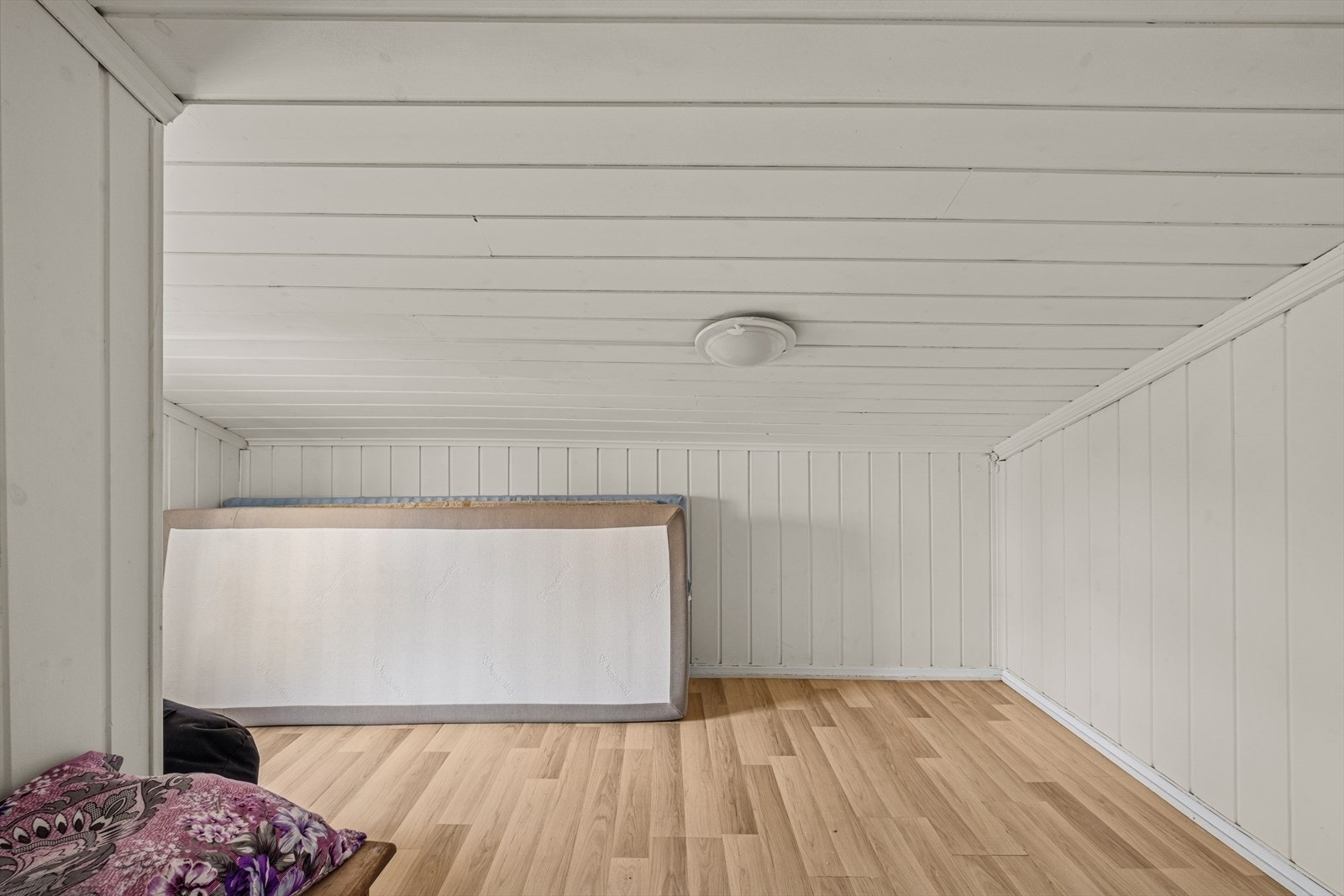 Det andre innredede rommet på loftet har malt panel på vegger og tak, samt laminatgulv. Rommet er ikke godkjent for varig opphold, se mer pkt. ferdigattest. Galleribilde
