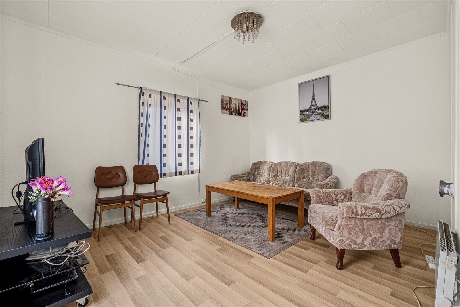 I stuen er det plass til å innrede med stor sofagruppe og TV-møblement. Galleribilde