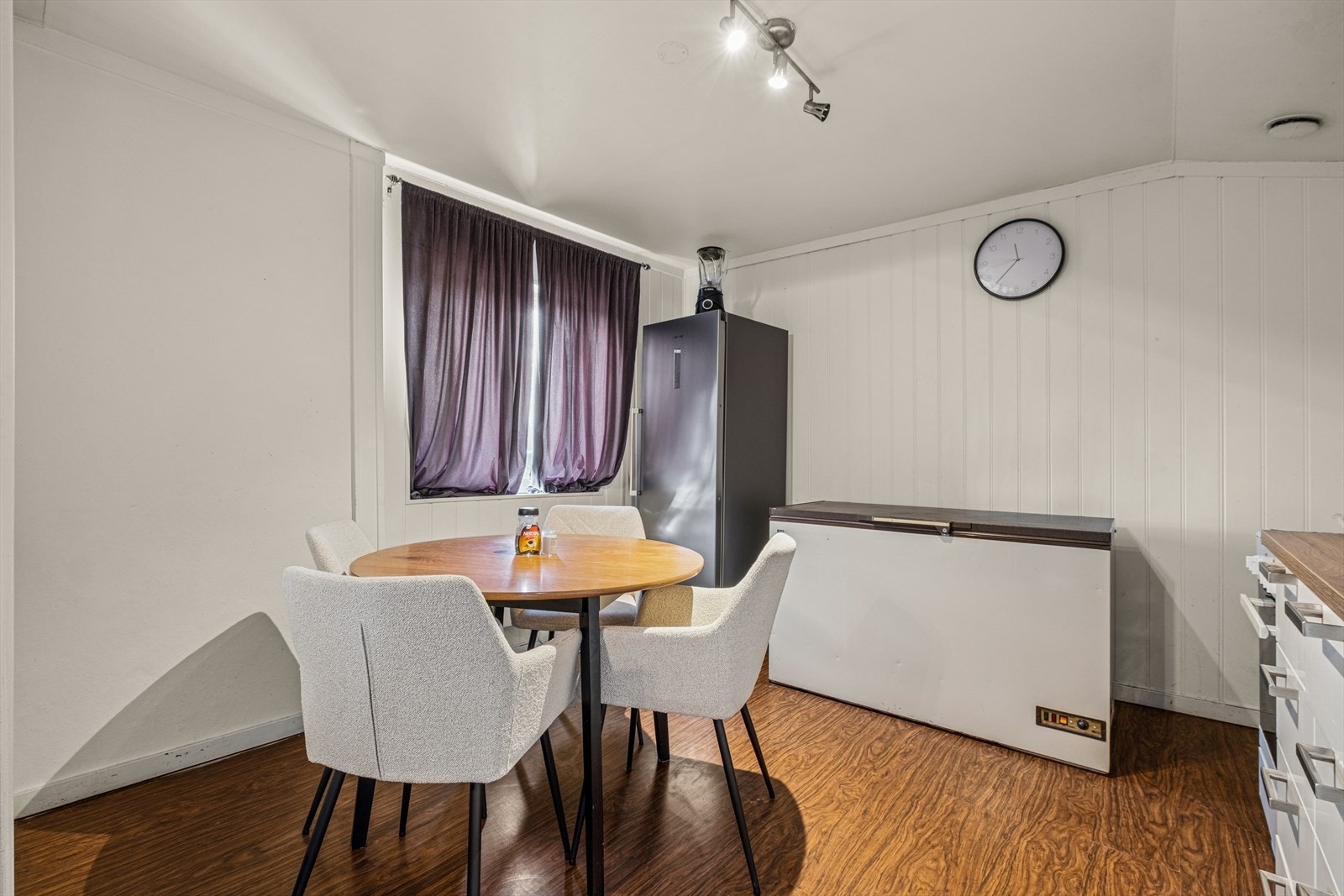 På kjøkkenet er det plass til spisebord. Galleribilde