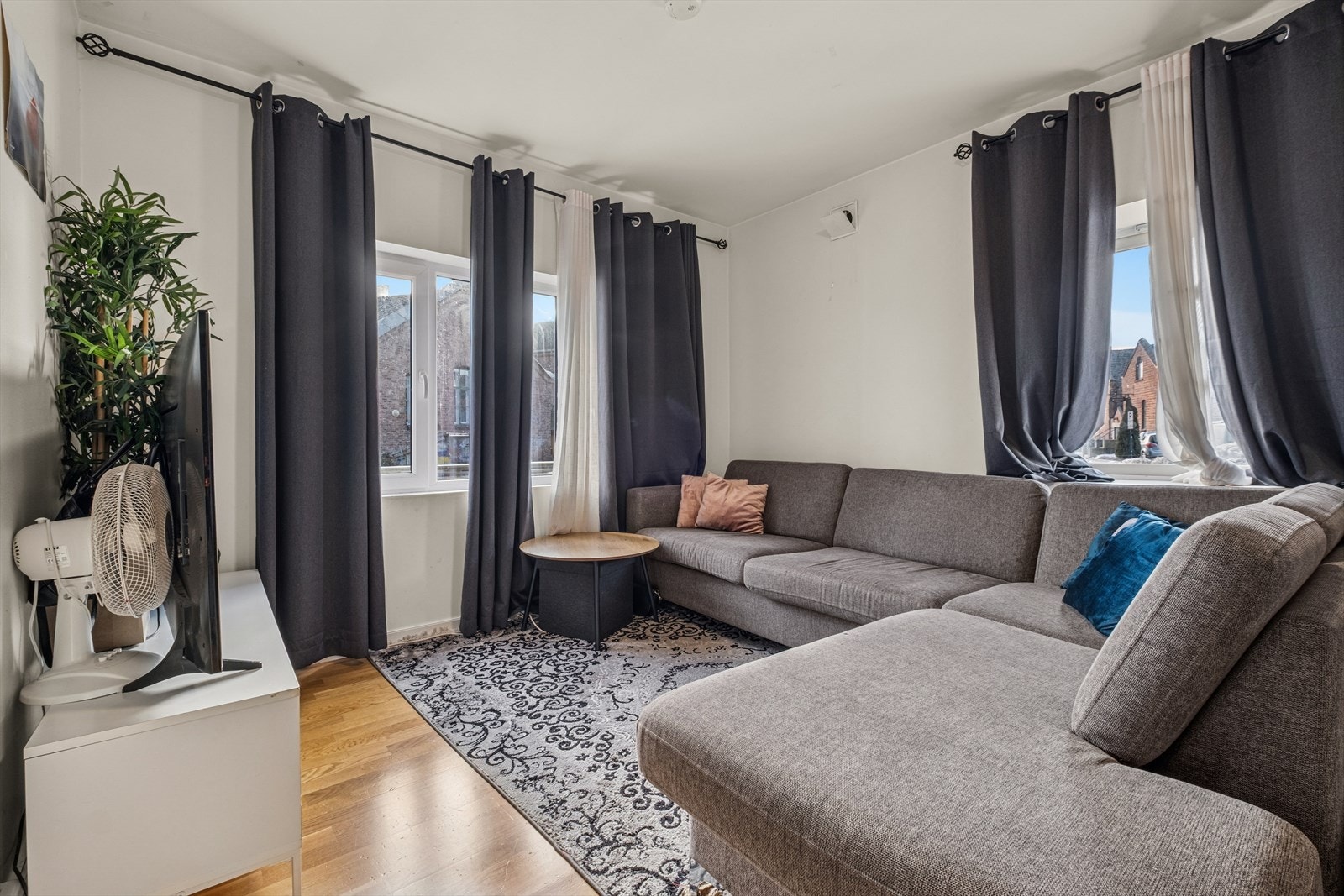 Vinduer med 2-lags glass, hvorav enkelte er fra 2011, slipper inn lys i stuen. Galleribilde