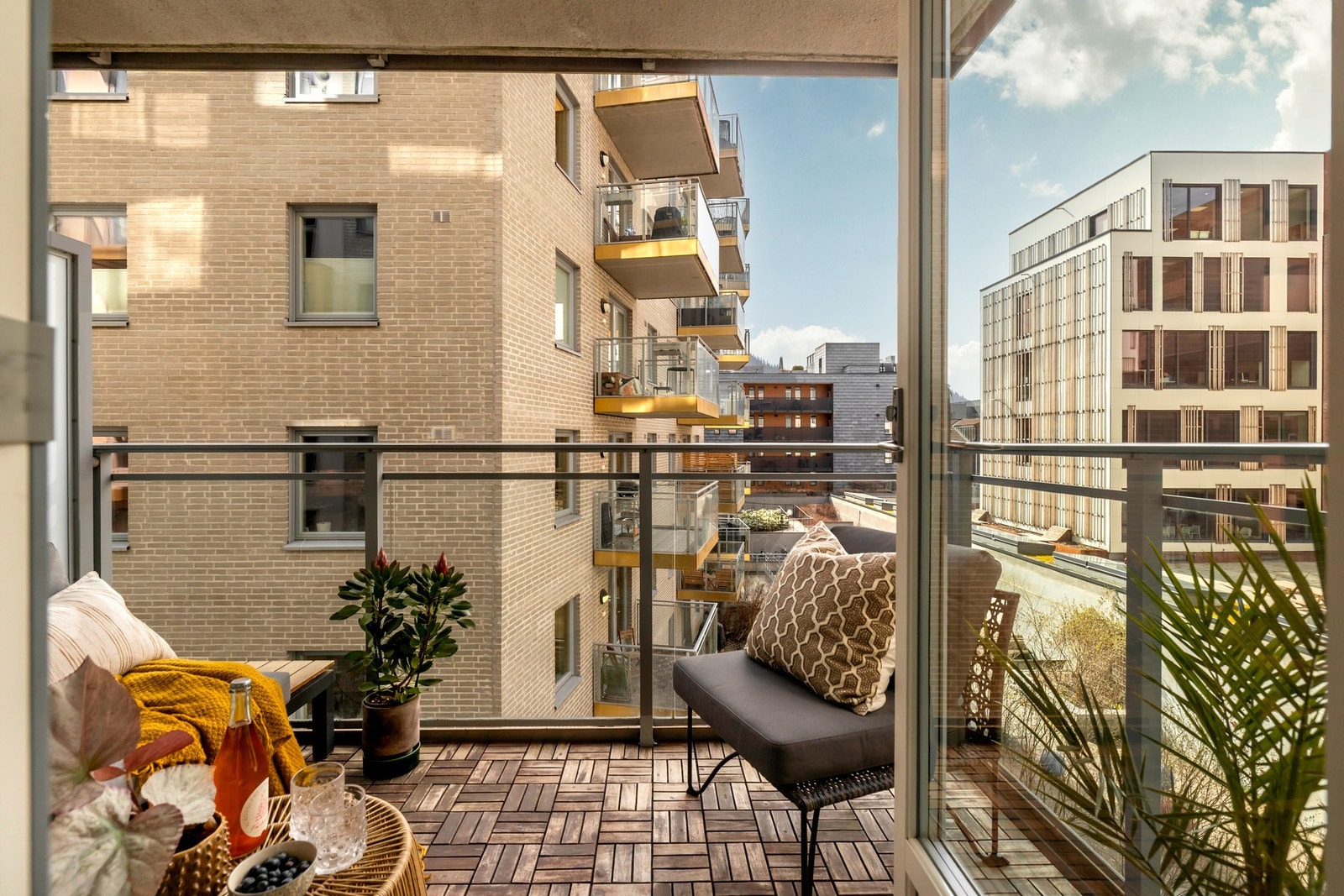 Her er det plass til en liten sittegruppe og en grill. Galleribilde
