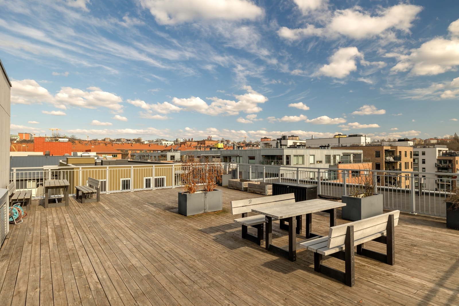 Takterrassen har flere sittegrupper og soner. Galleribilde