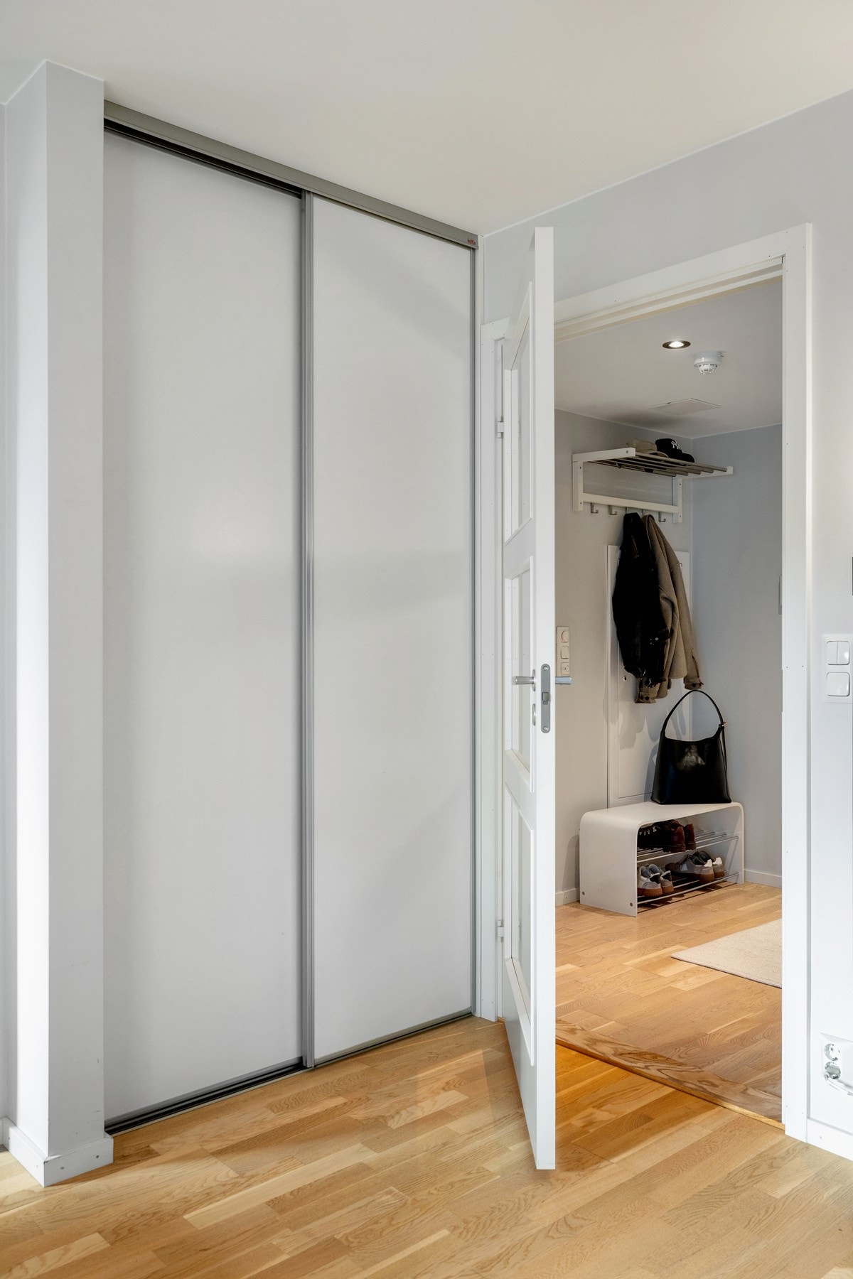 Fra entréen kommer du inn i stuen som også er innredet med en garderobeløsning med skyvedører for ekstra oppbevaringsplass. Galleribilde