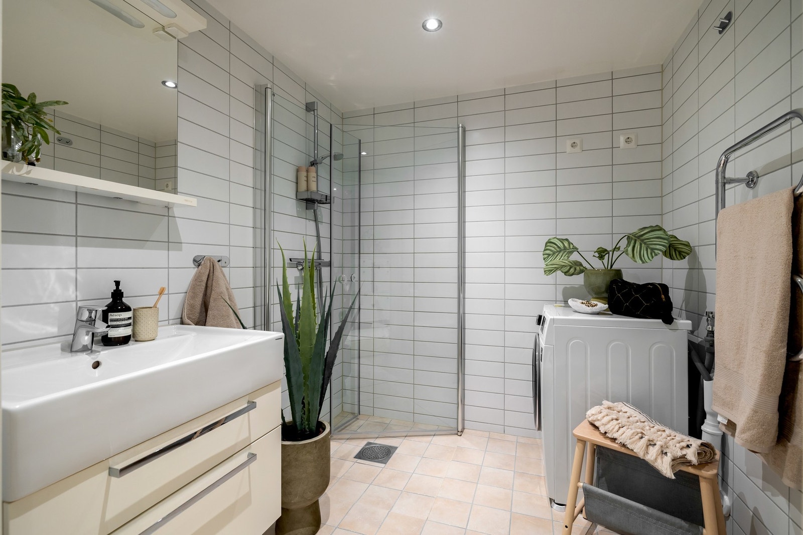 Badet har opplegg for vaskemaskin og elektriske varmekabler i gulvet. Galleribilde