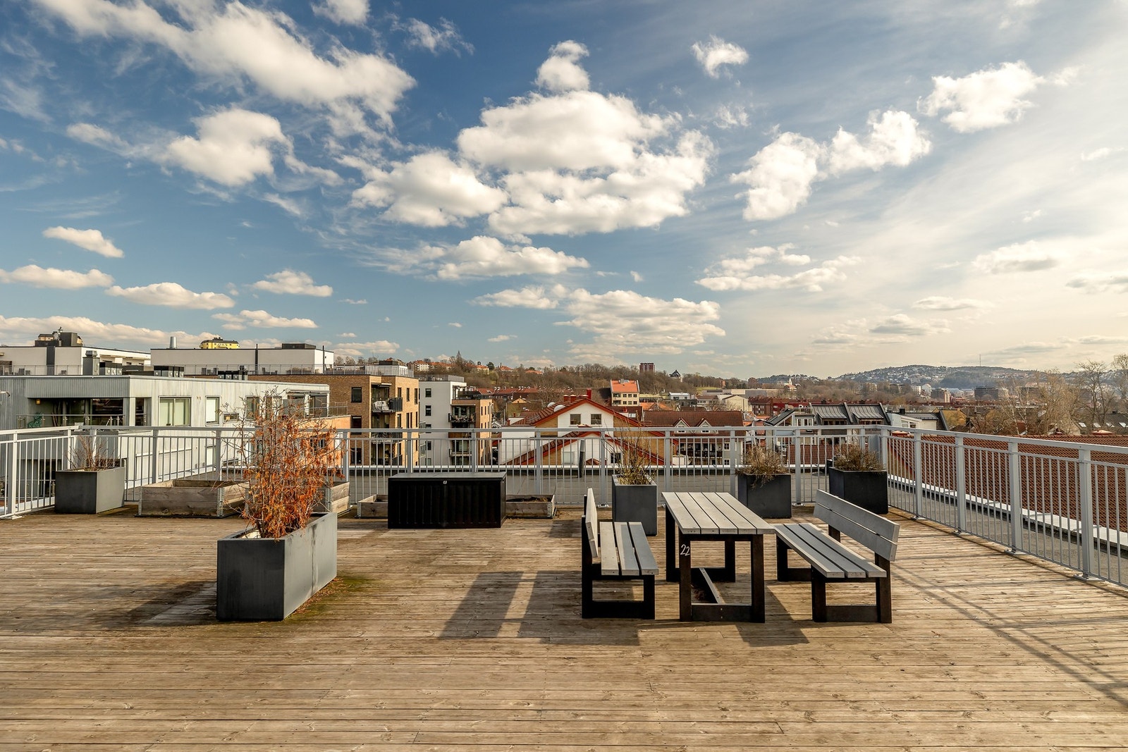 Stor felles takterrasse som har sol fra morgen til kveld. Galleribilde