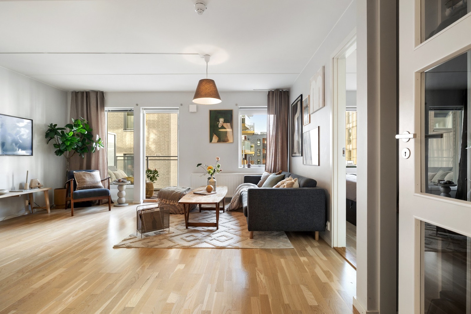 Stuen er lys og romslig, med en god planløsning som gir fleksible møbleringsmuligheter. Galleribilde