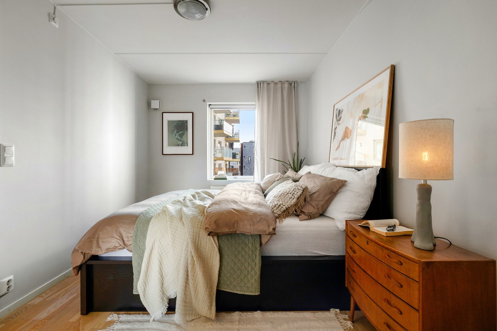 Rommet vender inn mor rolig bakgård og vinduet slipper inn godt med naturlig lys og gir rommet en luftig følelse. Galleribilde
