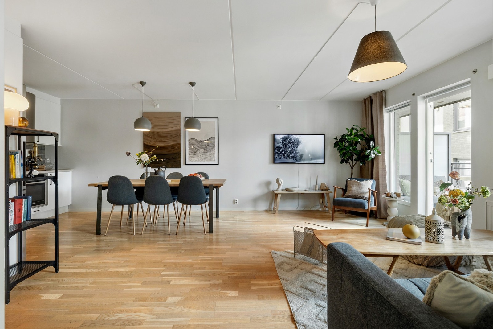 Her er det rikelig med plass til et større spisebord. Galleribilde