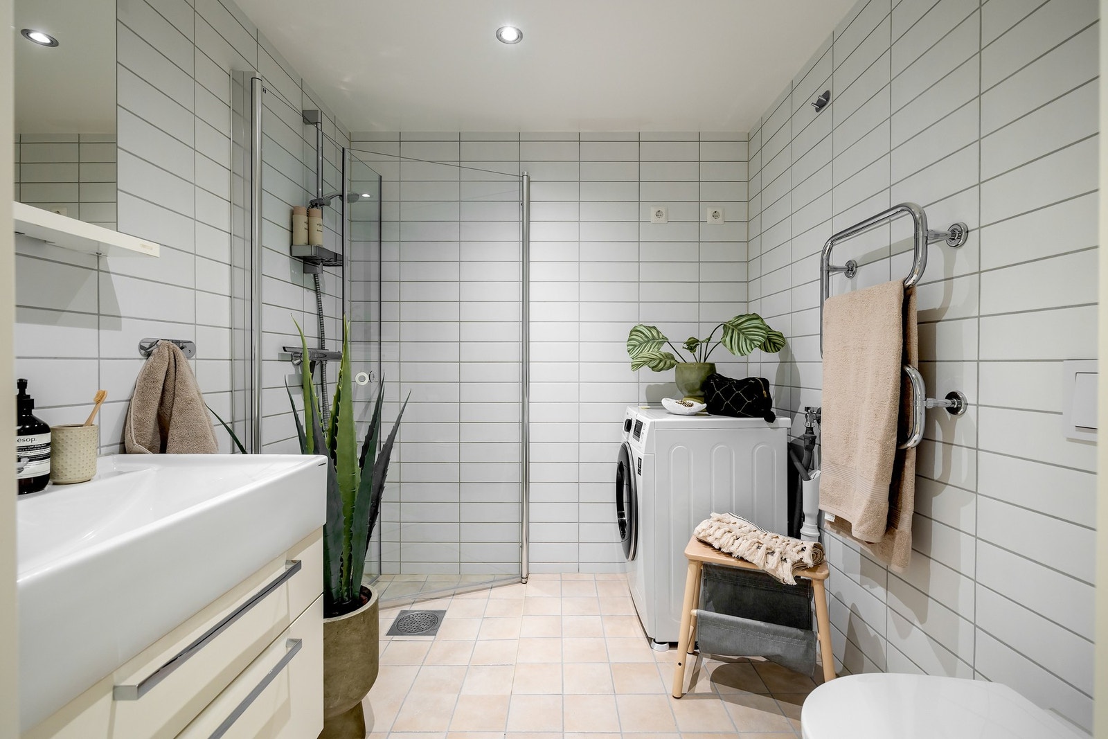 Badet er flislagt og fremstår som lyst og tidløst. Galleribilde