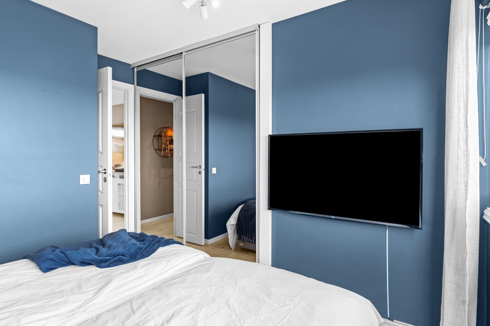 God plass til skyvedørsgarderobe. Galleribilde
