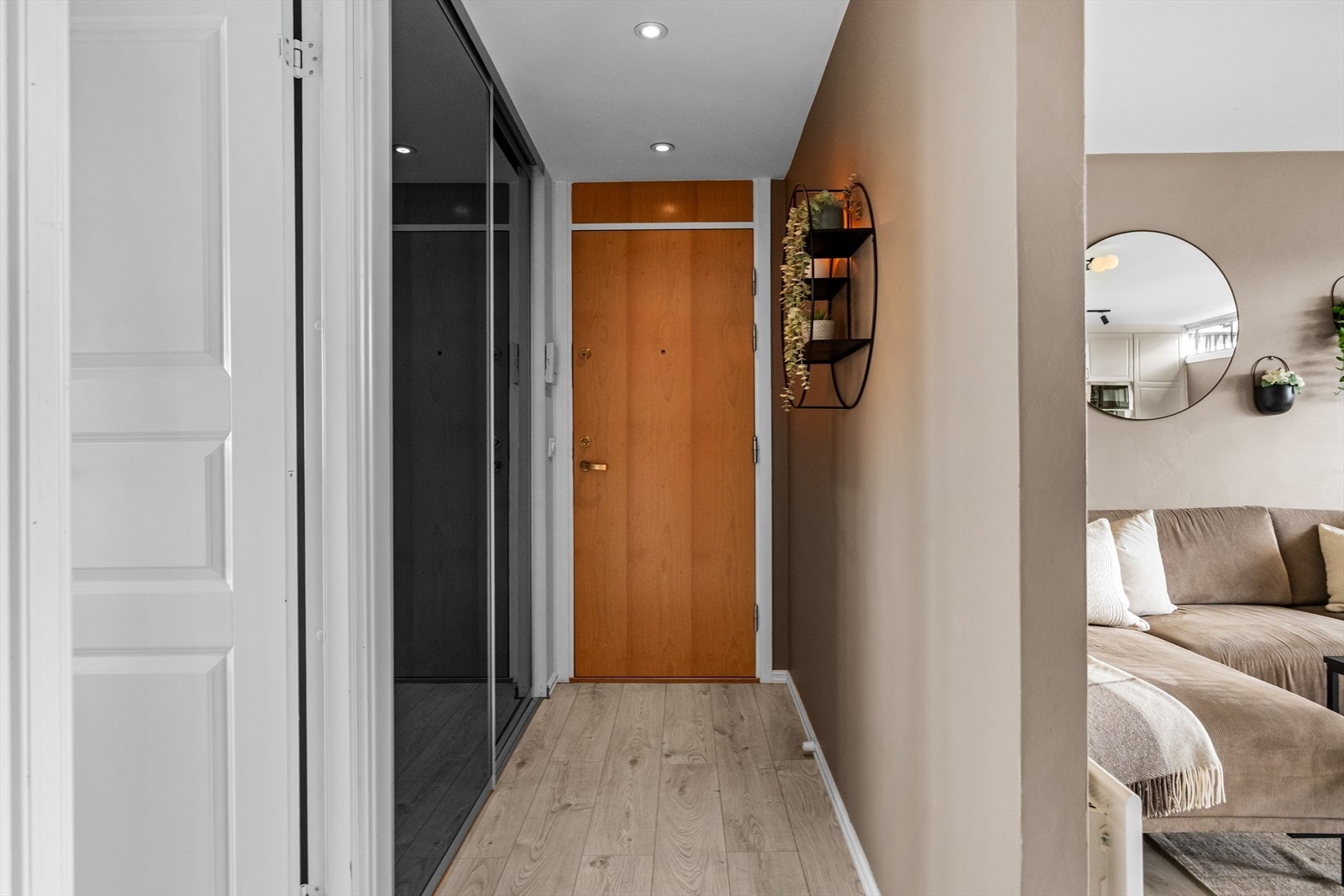 Entré med god plass til skyvedørsgarderobe. Galleribilde