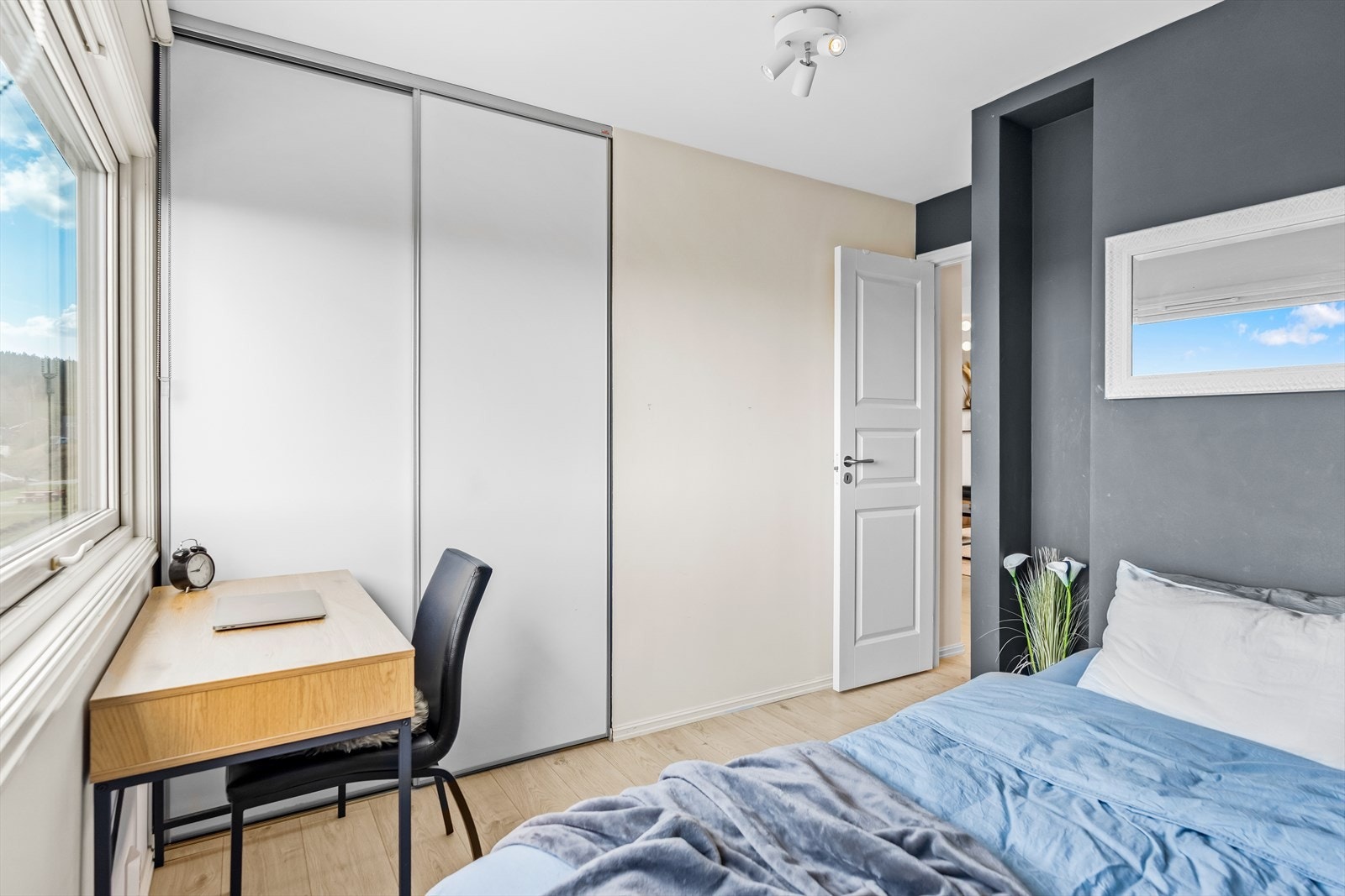 God plass til skyvedørsgarderobe. Galleribilde