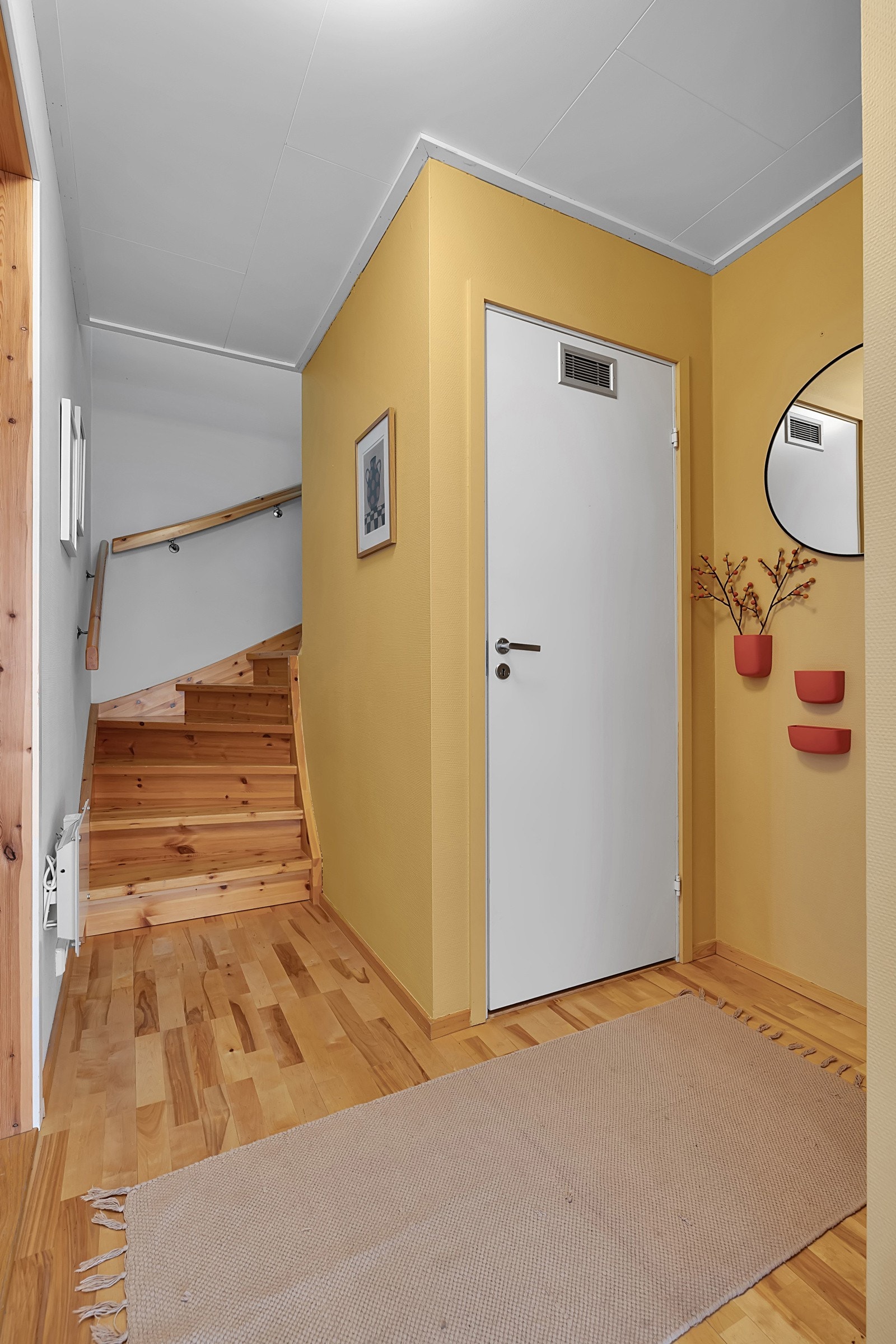 Velkommen inn! Det første som møter deg er dette inngangspartiet hvor det også er adkomst til hybel (det er også egen inngang til hybelen) Galleribilde