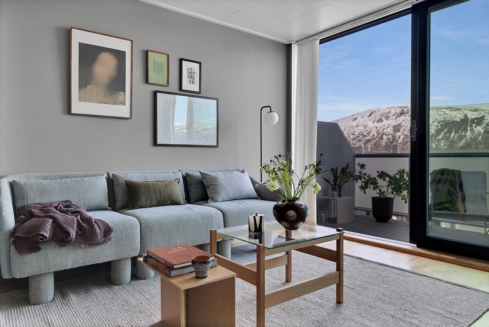 Fra stua er det utgang til fin veranda Galleribilde