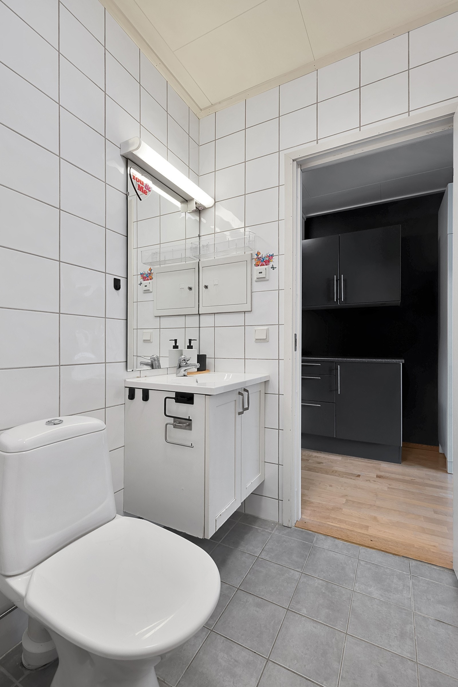 Også dette badet er flislagt på gulv og vegger Galleribilde