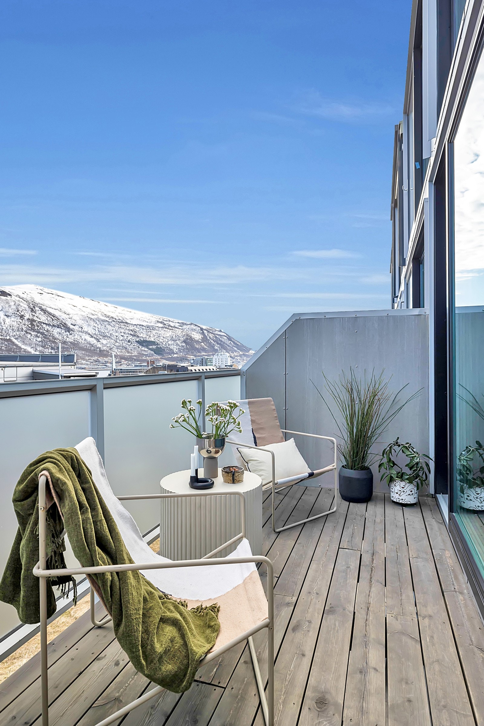 Her kan man nyte sol fra tidlig grytidlig om morgenen til tidlig ettermiddag Galleribilde
