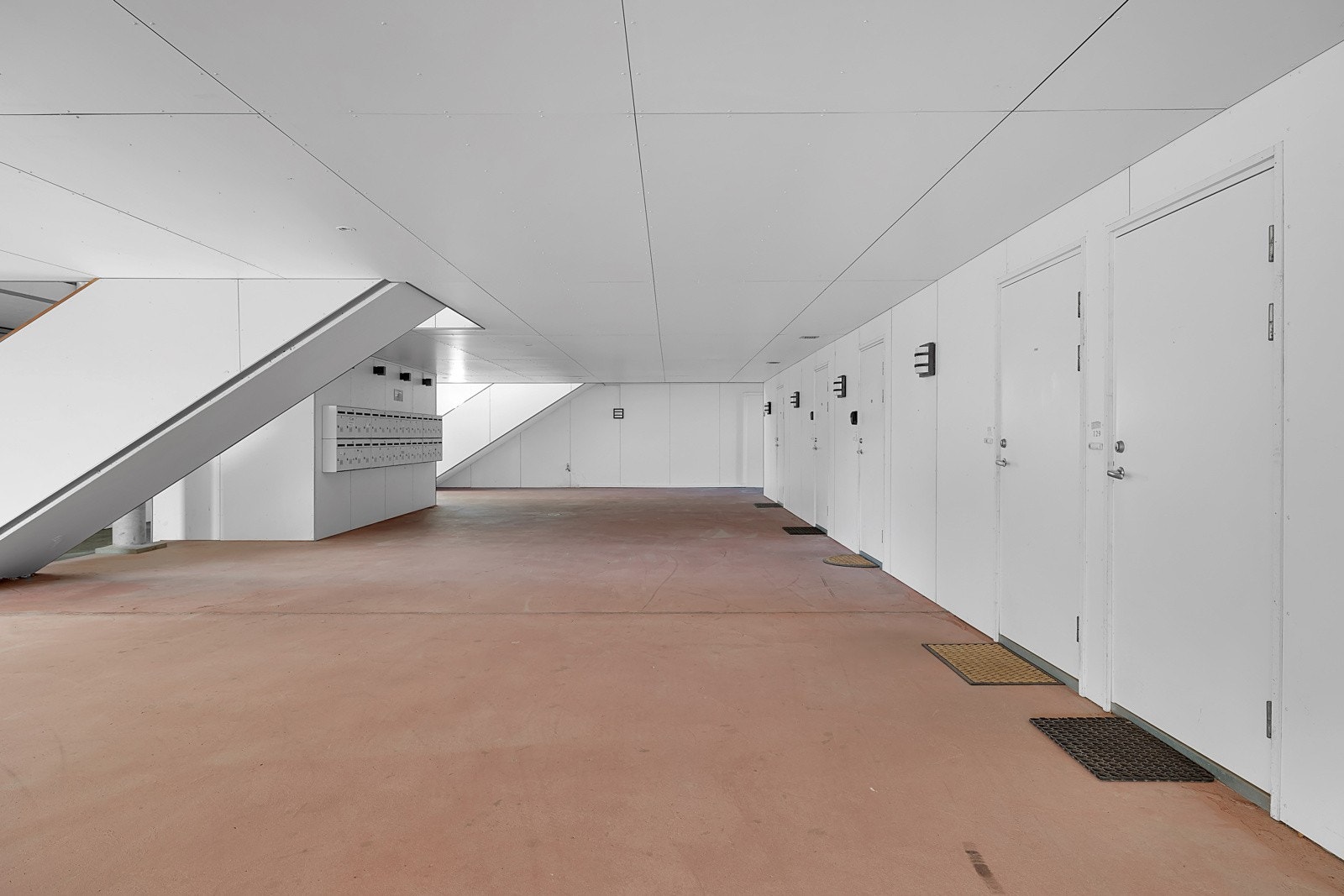 Adkomst til både leilighet og hybel er via overbygget inngangsparti. Det er også tilgang til felles sykkelbod Galleribilde