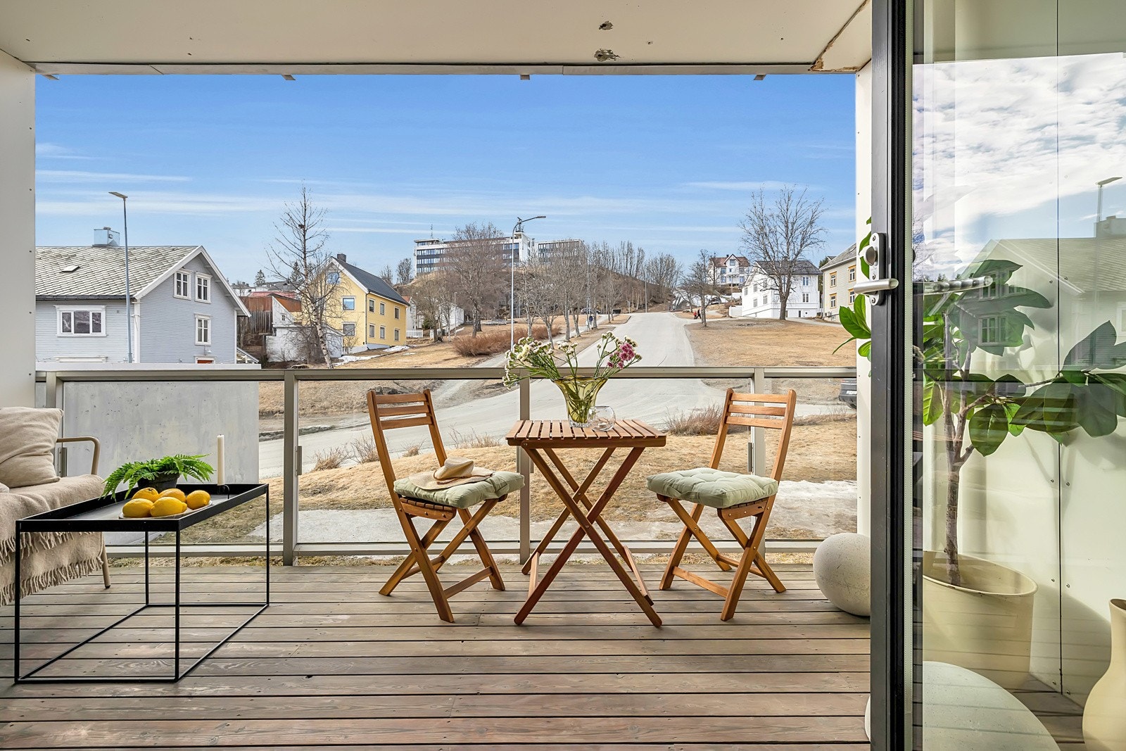 Fra soverommet er det utgang til denne flotte og solrike terrassen på ca. 8,5m2 Galleribilde