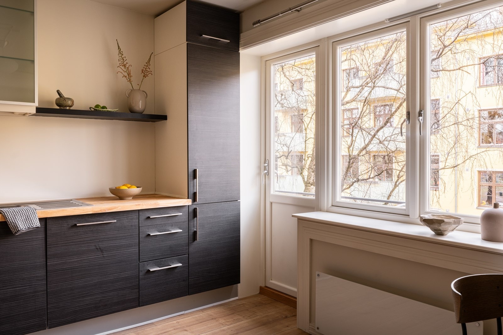 Fra kjøkkenet er det utgang til en brannbalkong på ca. 5 m², som gir en hyggelig uteplass. Galleribilde