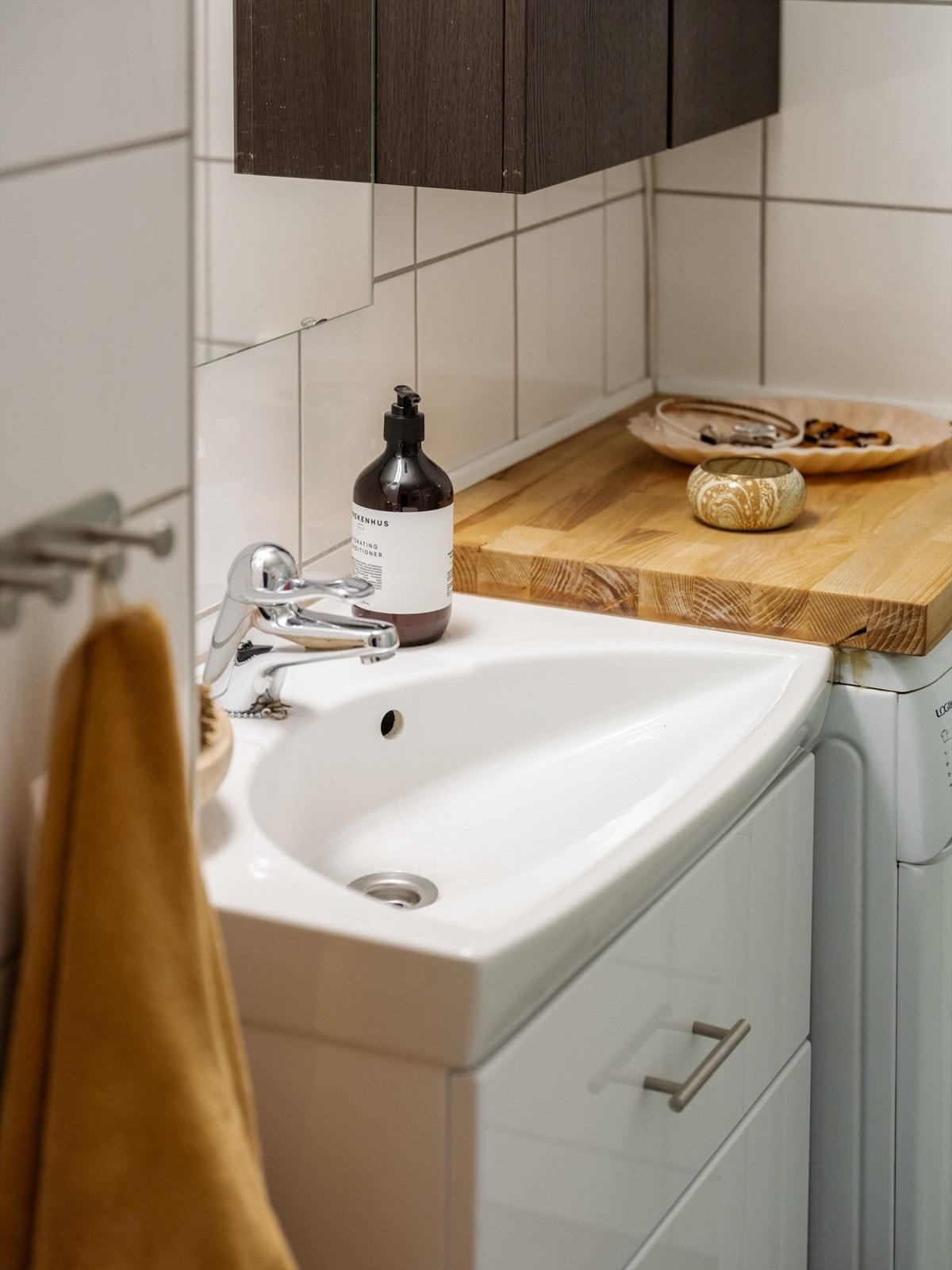 Her får man et romslig og funksjonelt bad med opplegg for vaskemaskin. Galleribilde