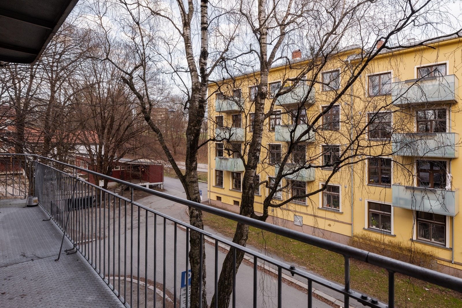Her er det plass til et lite cafébord, perfekt for en rolig stund utendørs. Selger opplyser om gode solforhold fra morgen til formiddag. Galleribilde