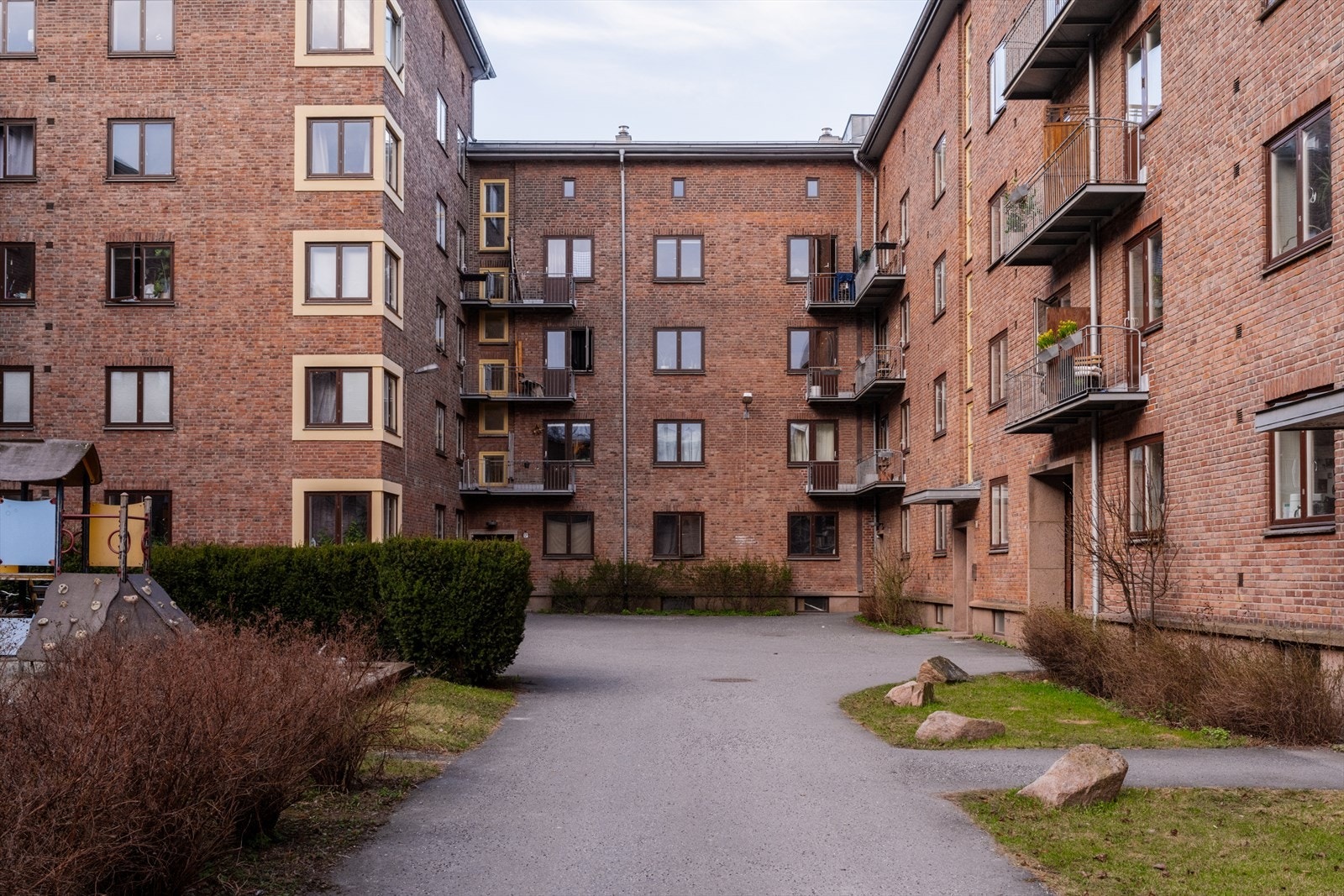 Den idylliske bakgården er pent opparbeidet med plen og beplanting. Det er flere sittegrupper og sykkelparkering for beboerne. Galleribilde