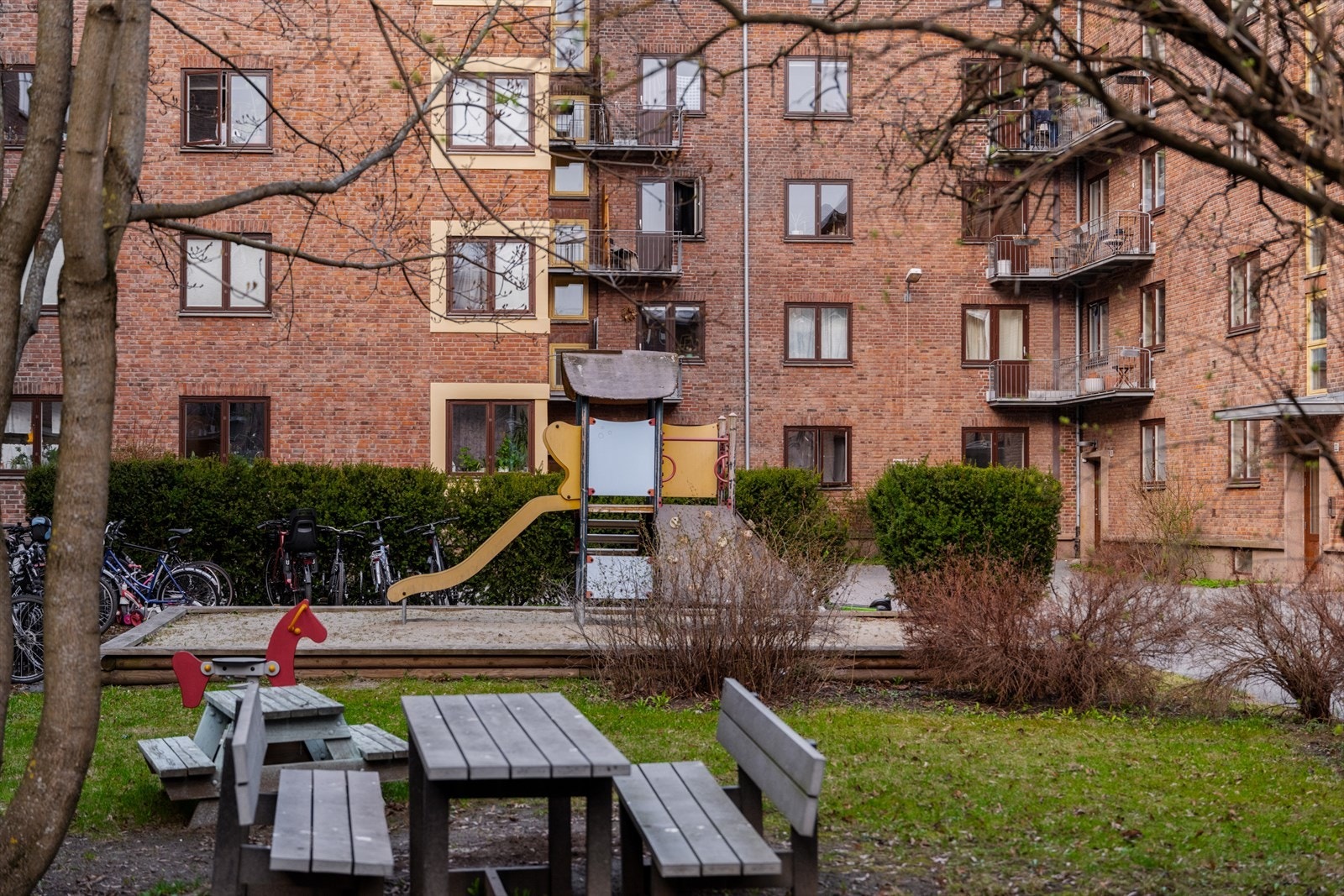 Leiligheten ligger fredelig til med en barnevennlig, opparbeidet bakgård og lekeplass for de minste. Galleribilde