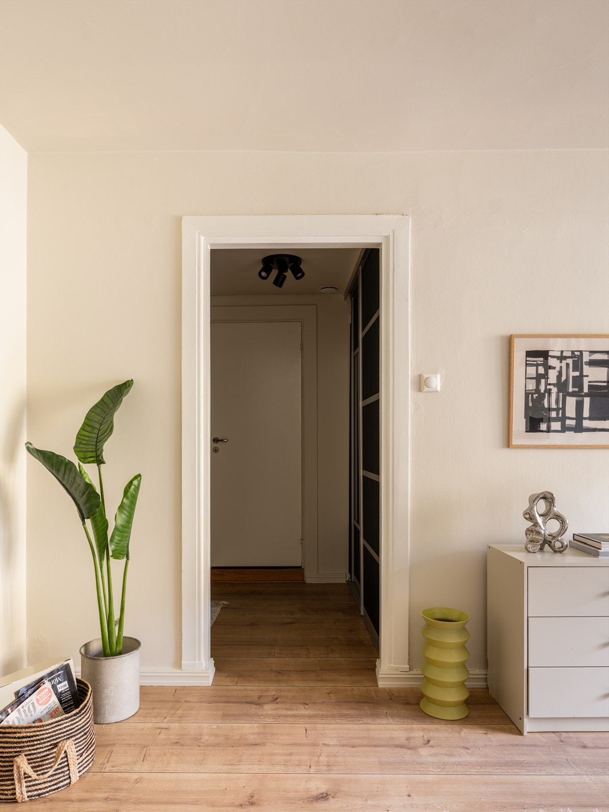 Entréen gir en praktisk og naturlig adkomst til boligens øvrige rom. Galleribilde