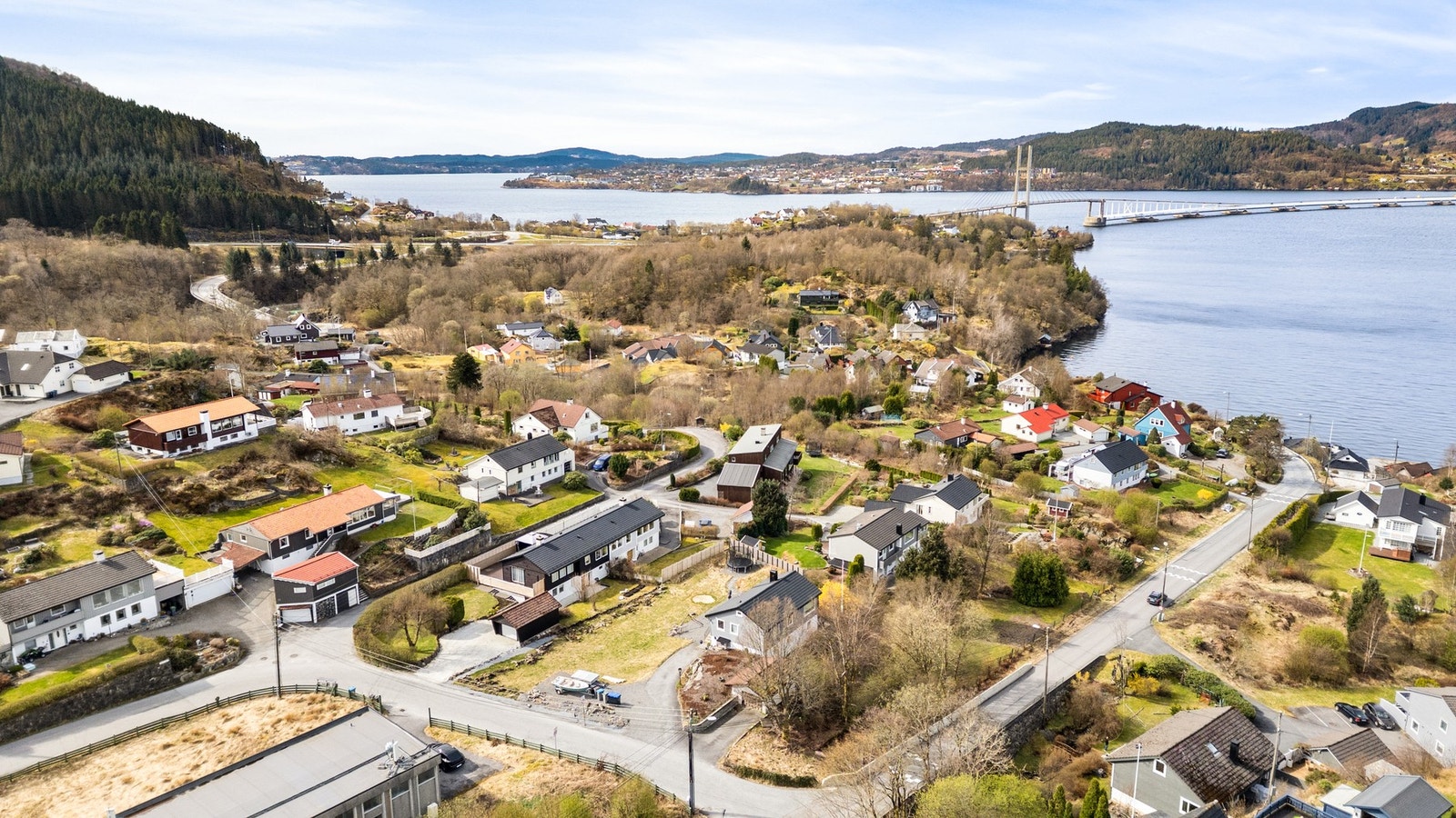Kombinasjonen av et etablert nabolag, gode uteområder og nærhet til nødvendige fasiliteter gjør dette til en funksjonell og attraktiv beliggenhet for mange Galleribilde