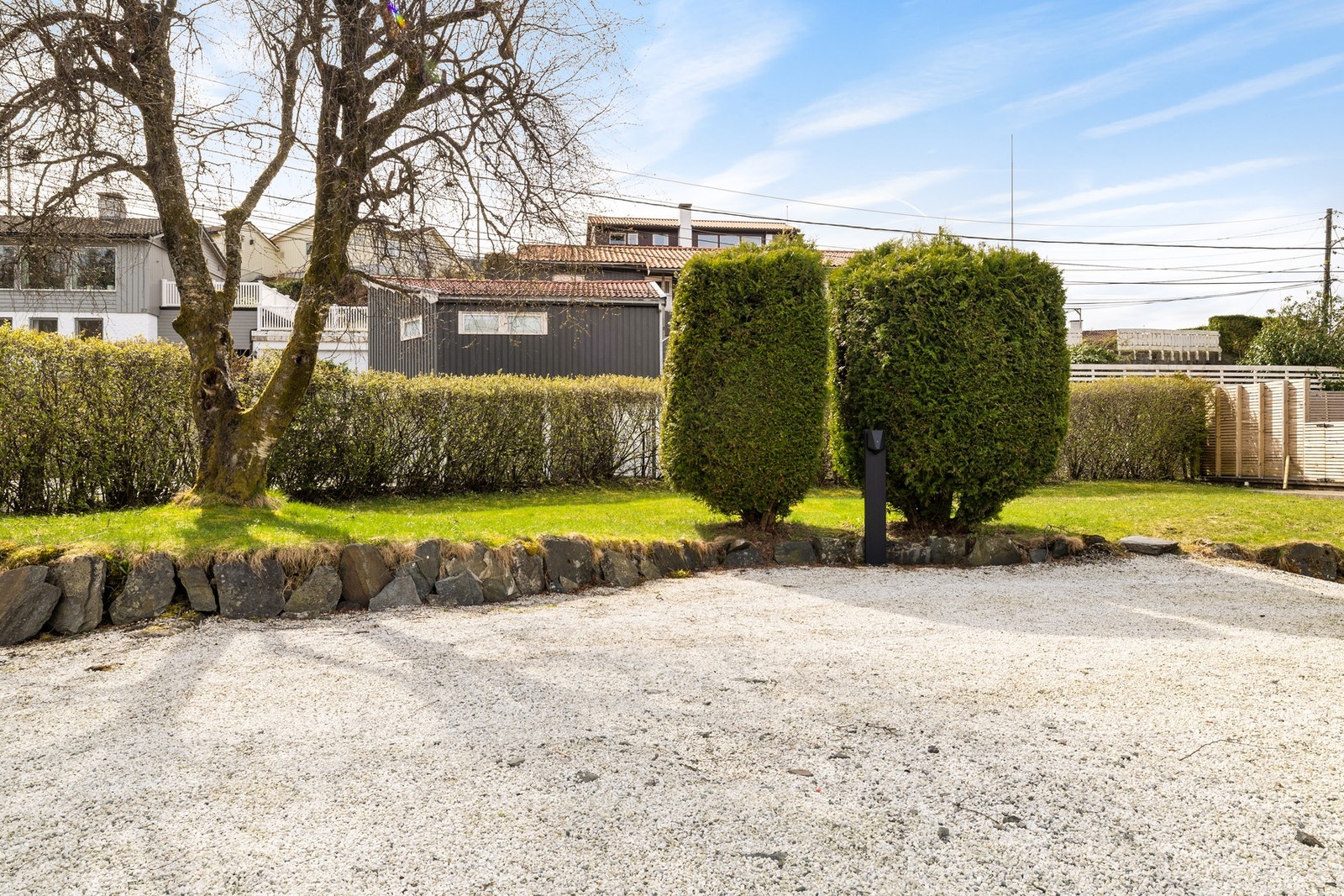 Eiendommen har god plass til bilder, med tillegg av garasje, samt grøntområde for store og små. Galleribilde