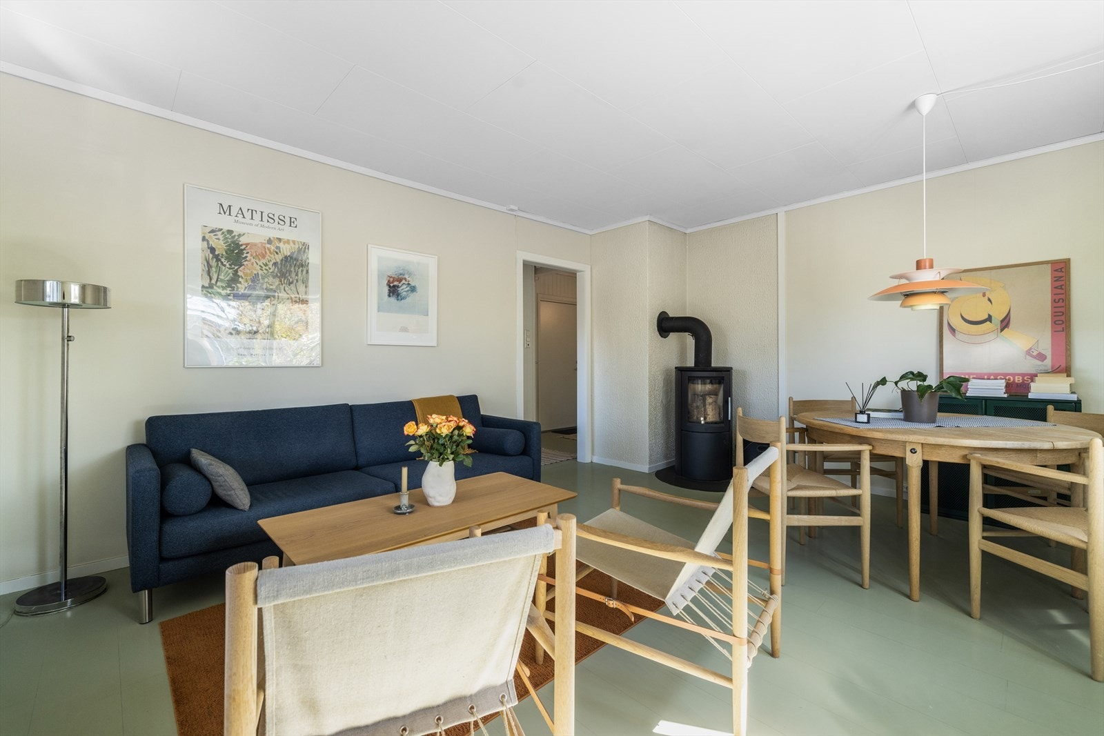 I stuen er det montert vedovn for god og lun varme. Galleribilde