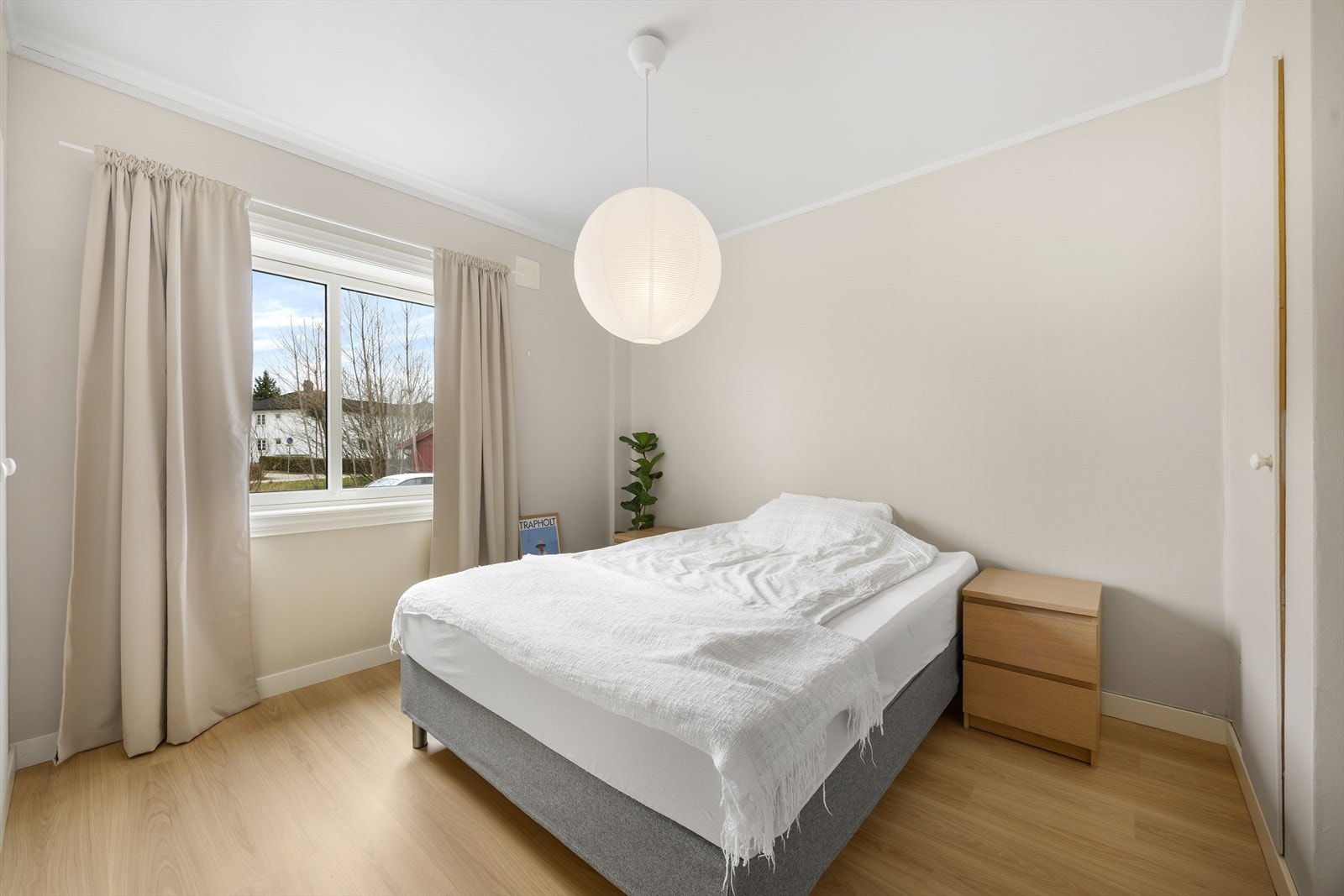 Boligen har to gode soverom, begge med god plass til soveromsmøblement og garderobeskap for klesoppbevaring Galleribilde
