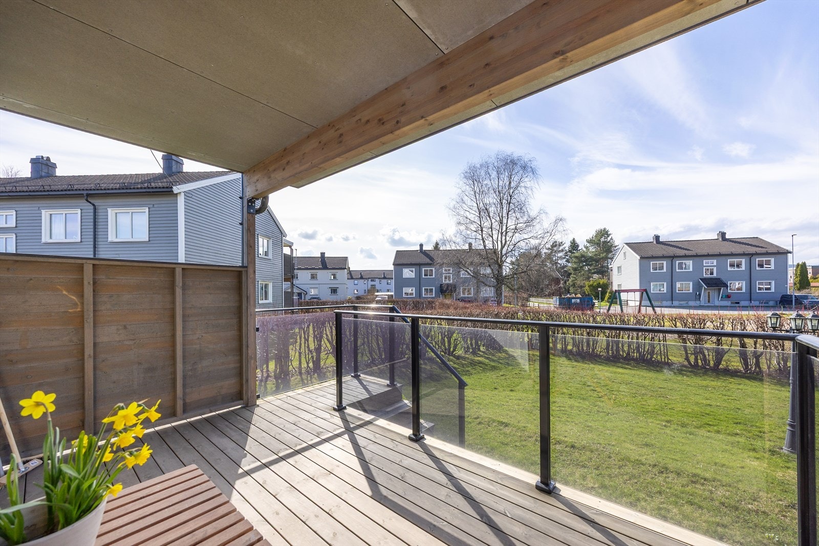 Det er montert moderne rekkverk med glass på verandaen samt skillevegg mot naboleiligheten på terrassen. Galleribilde