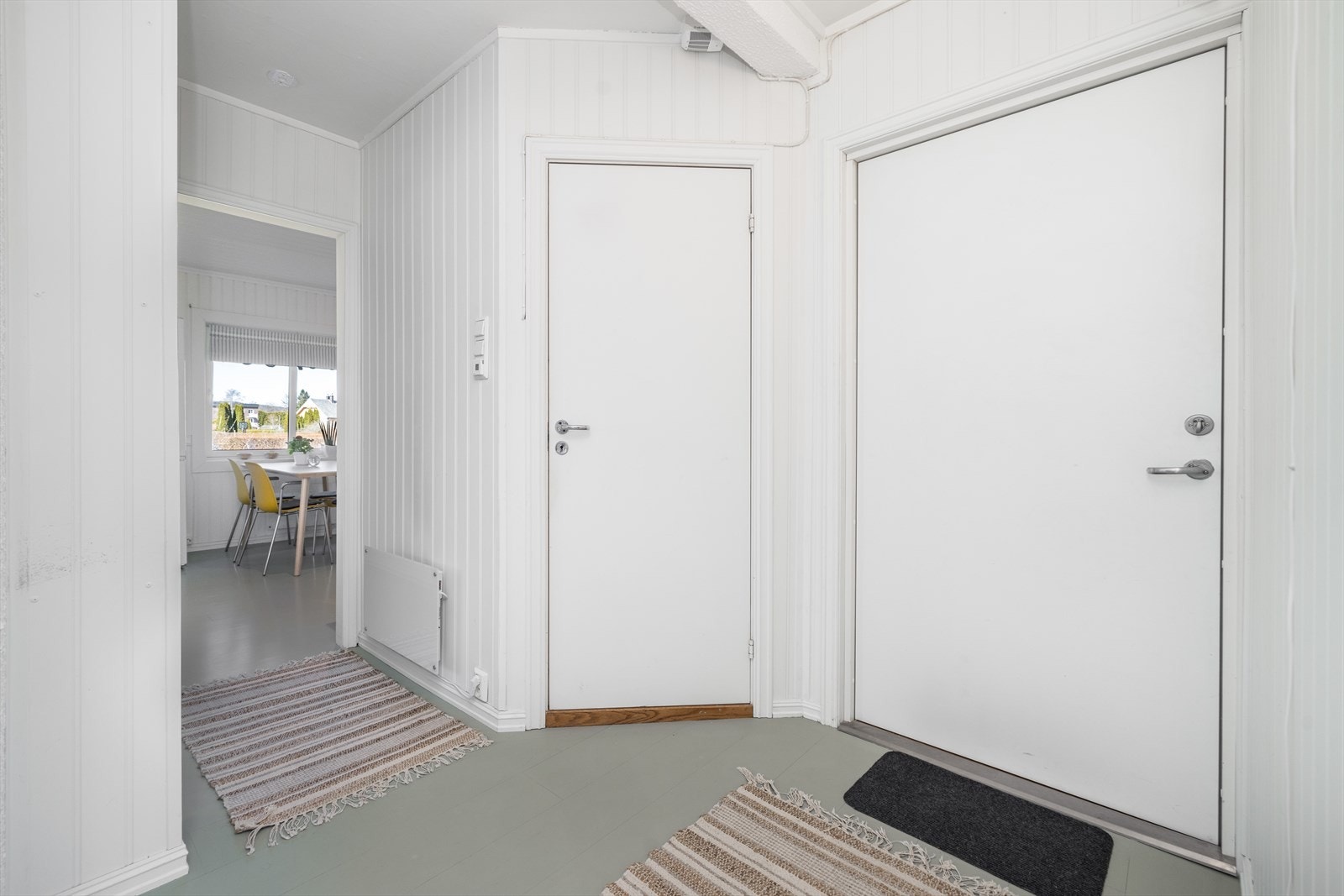 Leiligheten har en lys og trivelig entré med adkomst fra felles trappegang. Her er det plass til oppbevaring av sko og yttertøy. Galleribilde