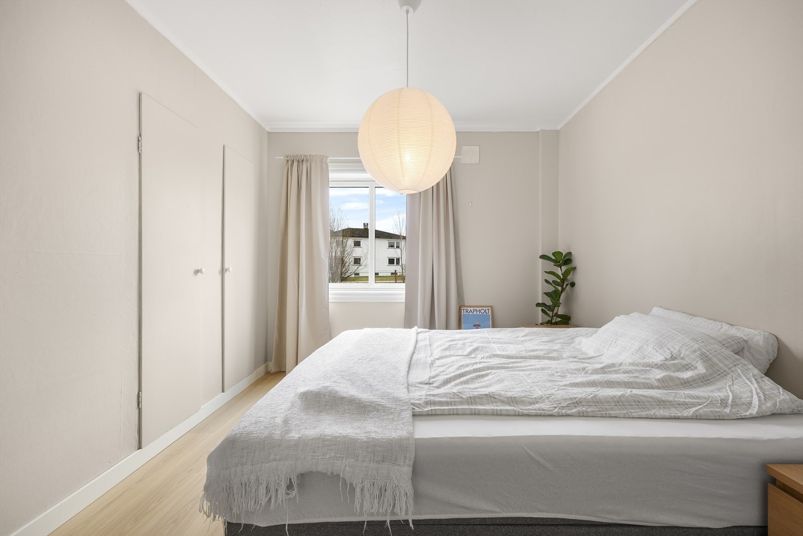 Soverommet er malt i en varm og lun fargetone. Galleribilde