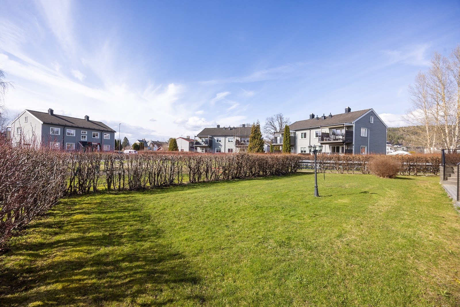 Hovenga er også et barnevennlig område, med barnehager og barneskole. I nærområdet ligger Kjølnes, med barnehage, barneskole og ungdomsskole, samt flott opparbeidet idrettspark. Galleribilde
