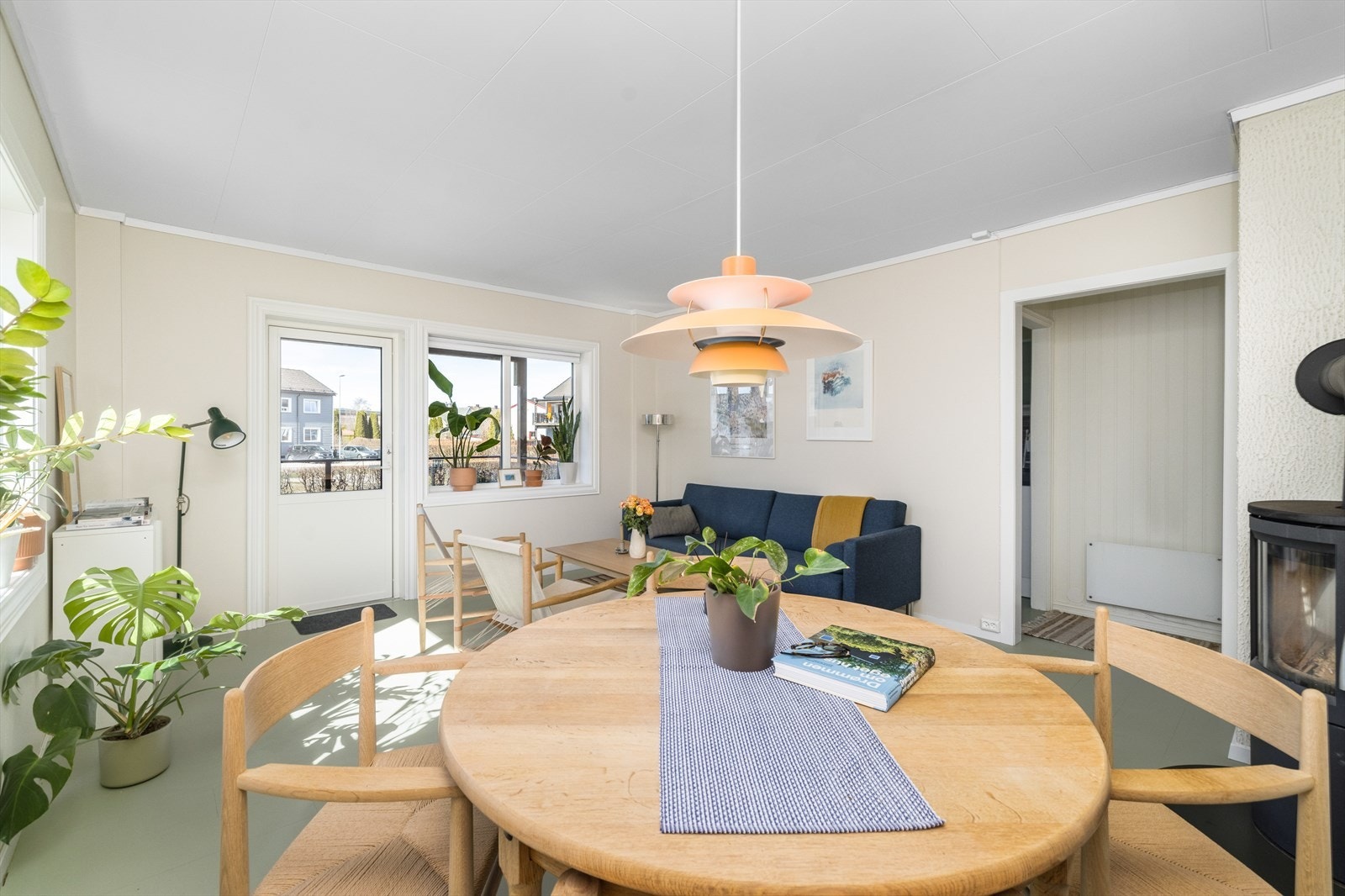 Pen og romslig stue med lyse overflater med utgang til delvis overbygget balkong. Stuen har god plass til sofagruppe og spisestue. Galleribilde