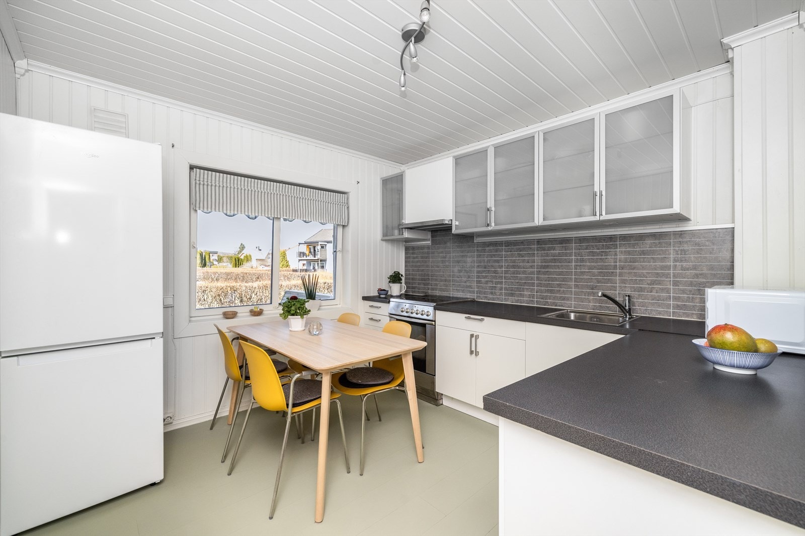 Kjøkkenet har laminert benkeplate med gode arbeidsflater. Deilig spiseplass ved vindu. Galleribilde