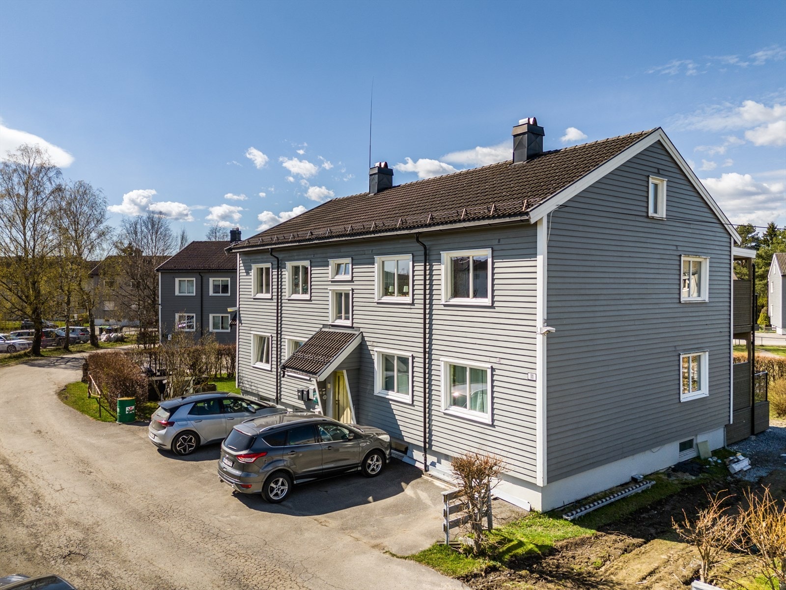 Leiligheten har en attraktiv og sentral beliggenhet på Hovenga, ca. 1,5 km fra Porsgrunn sentrum. Tomten er pent opparbeidet med grøntareal med plen, hekk og beplantninger. Galleribilde