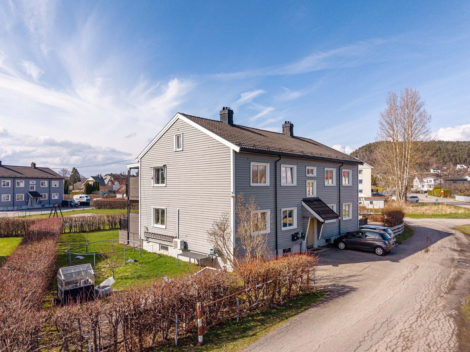 Hovengasentret med dagligvareforretninger og diverse butikker ligger også i nærområdet. Porsgrunn sentrum med kafeer og restauranter, butikker, kjøpesenter og elvepromonade ligger kun en liten spasertur unna. Galleribilde