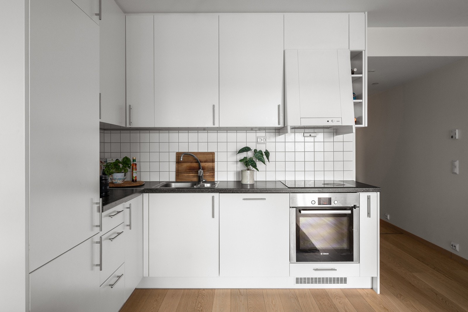 Kjøkkenet er utstyrt med integrerte hvitevarer som kjøl/fryseskap, oppvaskmaskin med vannstoppsystem, induksjonstopp med komyrvakt og stekeovn.