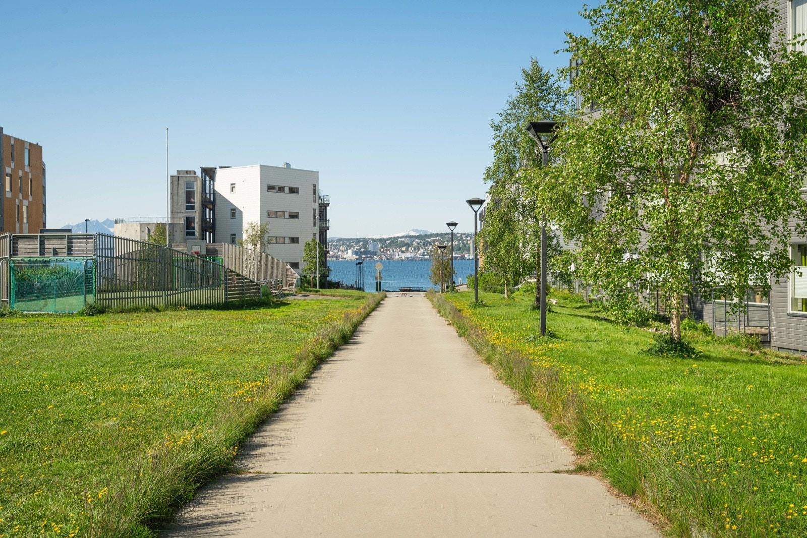 Tomasjordnes er et attraktivt og rolig boområde med flotte utearealer.