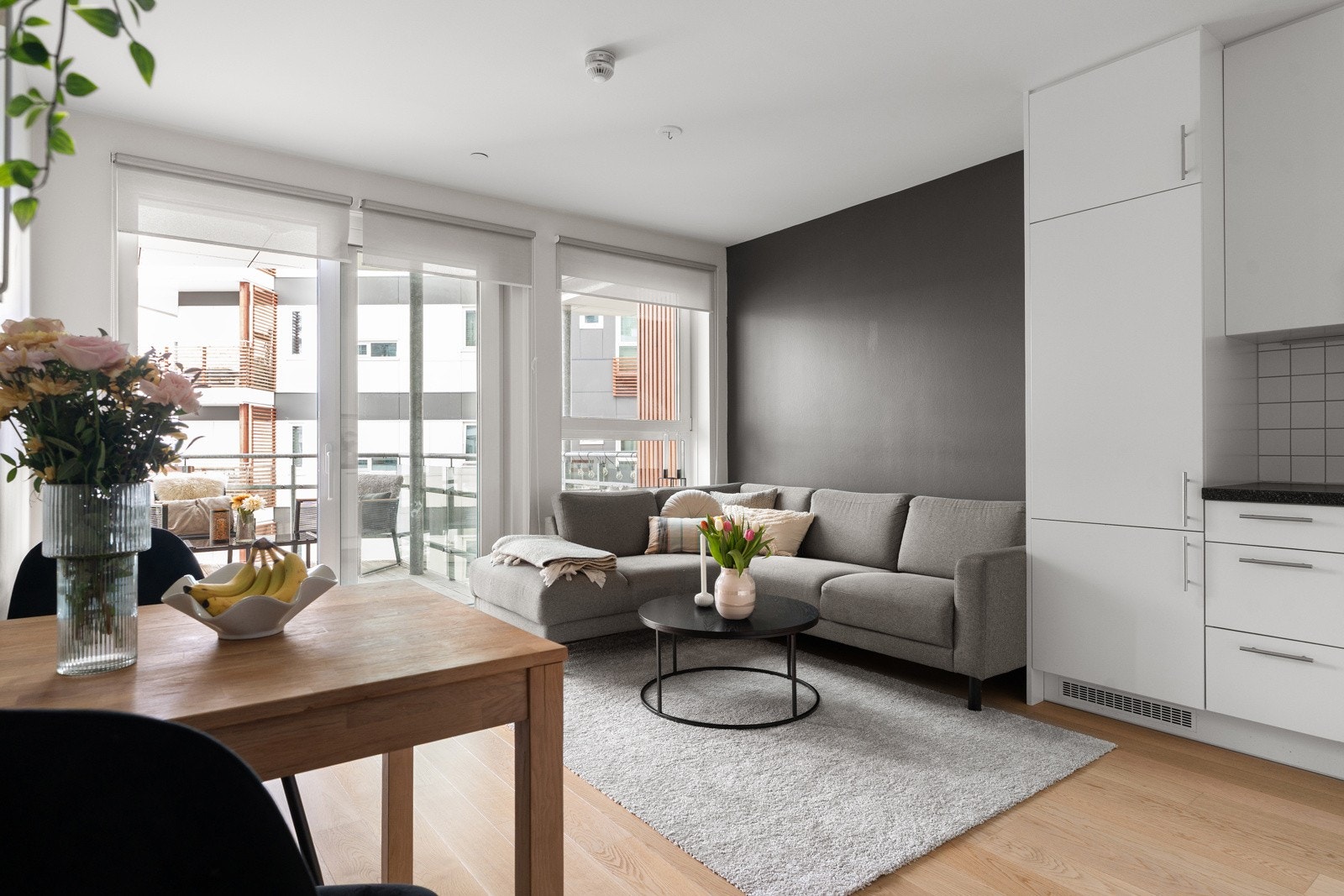 Velkommen inn i den romslige stua! Her har du blant annet utgang til den vestvendte verandaen.