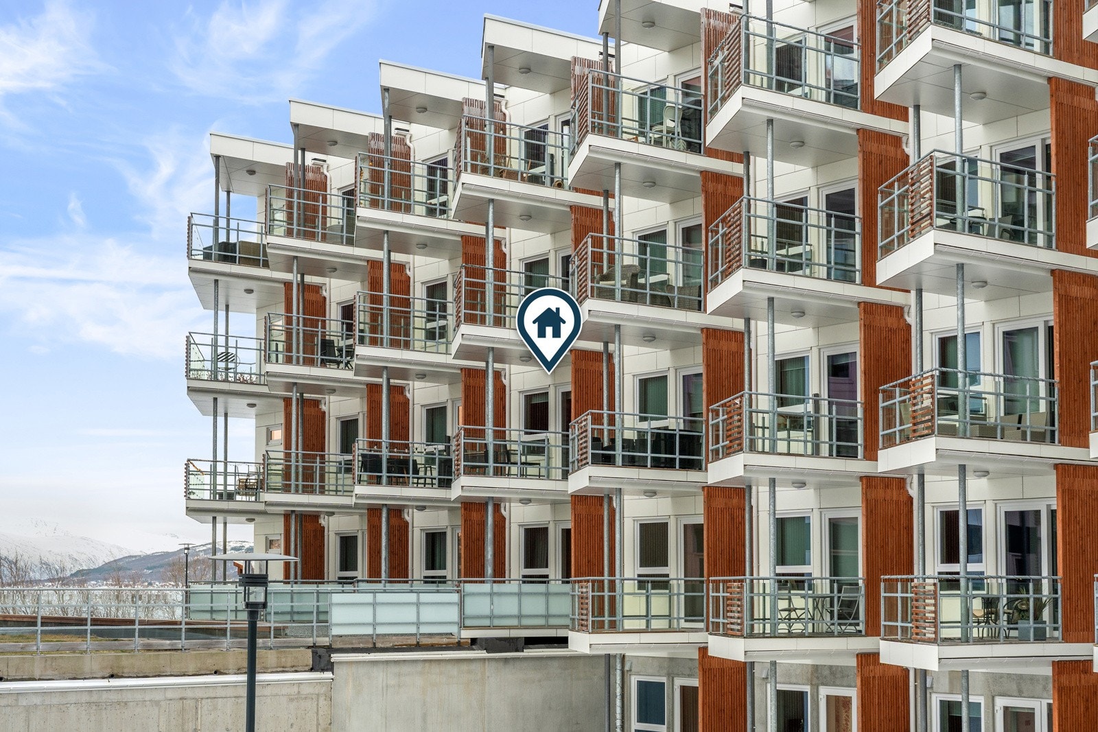 Fin beliggenhet i 3.Etasje med heis i bygget.