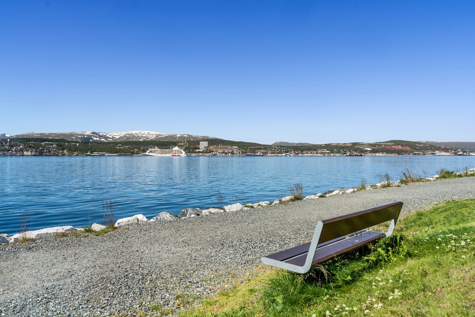 Nærhet til dagligvare, treningssenter og gode bussforbindelser til Tromsøya i umiddelbar nærhet!