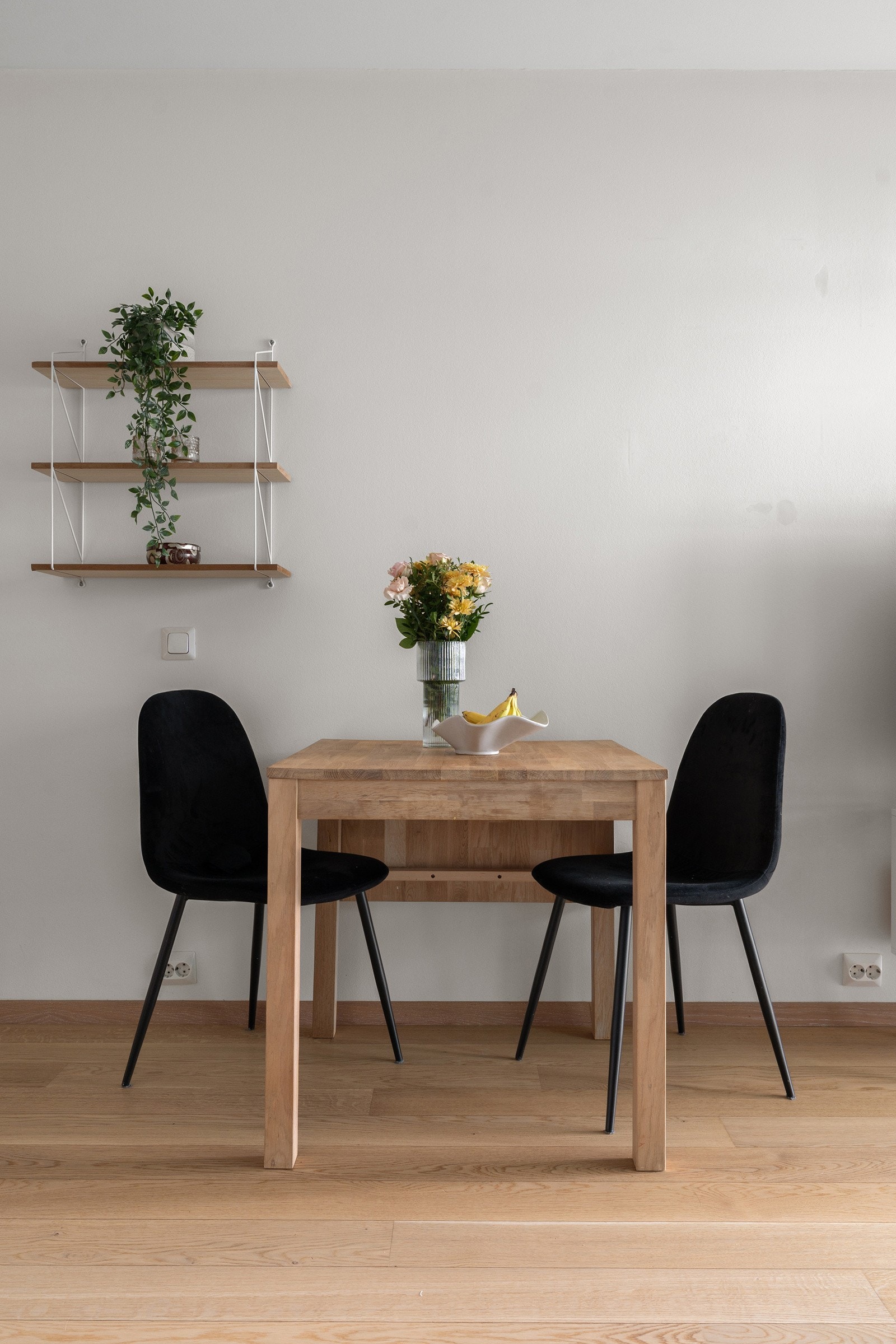 Spisestua binder naturlig sammen stue og kjøkken.