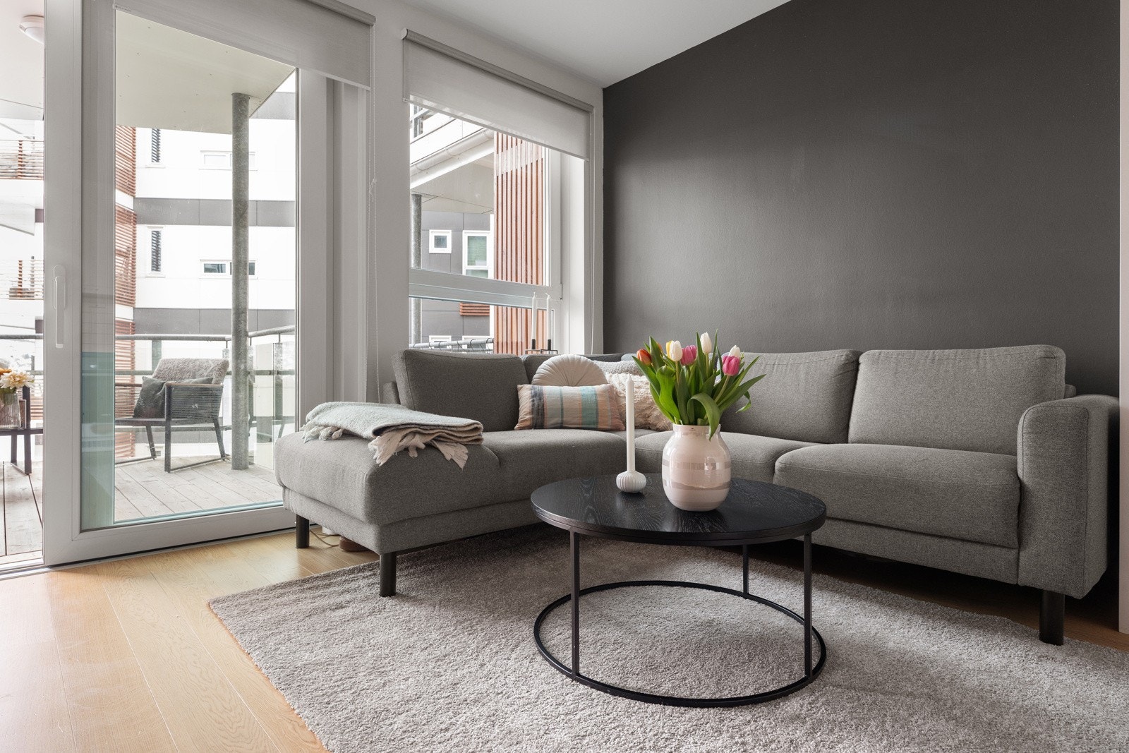 De store vindusflatene slipper inn rikelig med dagslys noe som åpner opp rommet og gir en herlig romfølelse!