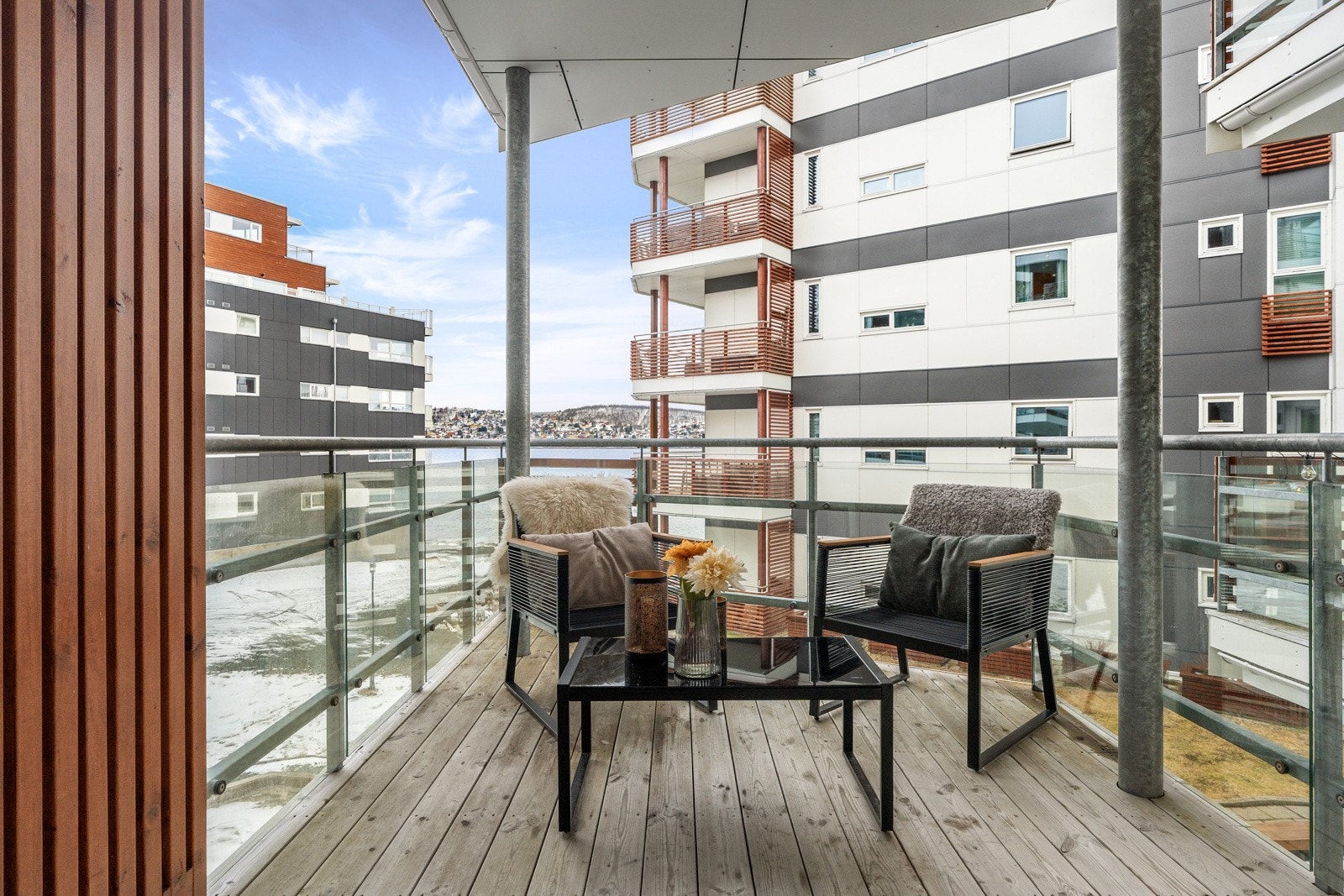 Verandaen er på hele 7,5 kvm - med plass til sittegruppe slik at du kan nyte late sommerdager med utsikt rett over til Tromsøya og innseilingen til Tromsø havn.