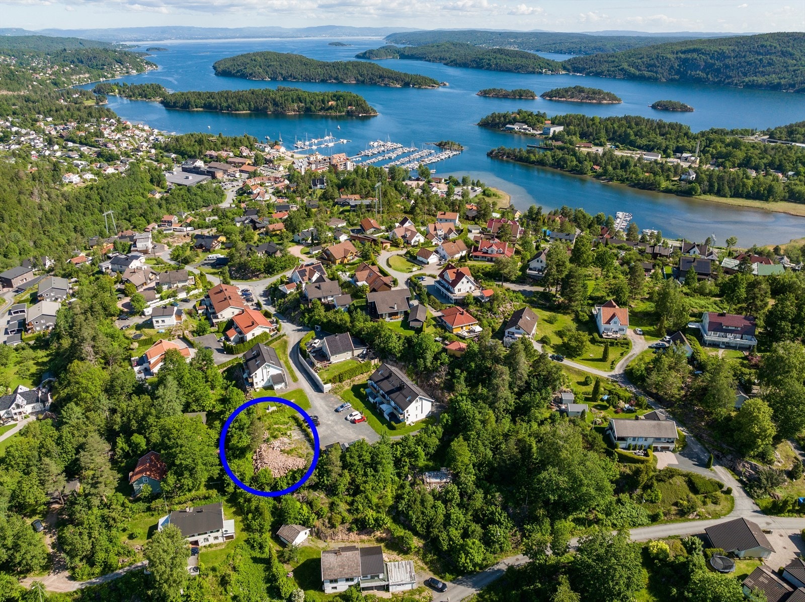 Tomten ligger høyt og fritt. Tomten er markert med ca. grenser Galleribilde